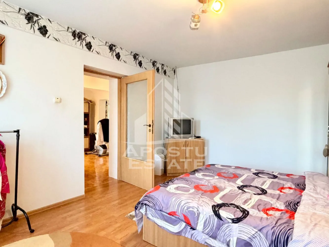 Casa renovata de vanzare pe parter Beregsau Mare - APOSTU ESTATE va propune spre vanzare o casa pe parter in comuna Beregsau Mare.

Compartimentare corp principal:
-hol de acces;
-camera de zi cu loc de luat masa;
-bucatarie;
-baie;
-4 dormitoare.

Terenul are suprafata de 2890 mp. Suprafata utila este de 189 mp. In partea din spate se gasesc diferite anexe gospodaresti si o bucatarie de vara, toate in stare foarte buna. 

Curtea este spatioasa, cu locuri de parcare. Gradina s epoate imparti in doua parcele.

Tamplaria este din PVC cu geam termopan. Acoperisul este din tabla, refacut recent. S-a facut subzidire si s-a turnat placa din beton deasupra de parter. 

Casa este racordata la reteaua de apa si de canalizare a comunei iar incalzirea se face pe lemne, cu centrala si calorifere. 
Strada este asfaltata, pozitia este foarte buna, cu vecini cumsecade, aproape de centru.

Distanta pana la Timisoara se parcurge usor, cu masina in cateva minute. 

Va asteptam la o vizionare chiar astazi!