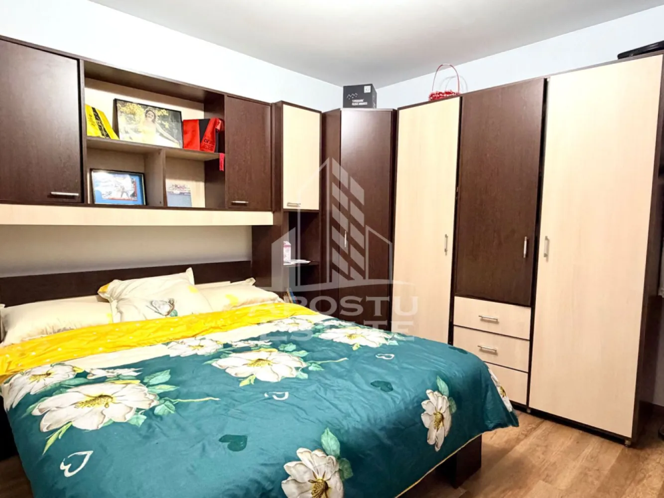 Casa renovata de vanzare pe parter Beregsau Mare - APOSTU ESTATE va propune spre vanzare o casa pe parter in comuna Beregsau Mare.

Compartimentare corp principal:
-hol de acces;
-camera de zi cu loc de luat masa;
-bucatarie;
-baie;
-4 dormitoare.

Terenul are suprafata de 2890 mp. Suprafata utila este de 189 mp. In partea din spate se gasesc diferite anexe gospodaresti si o bucatarie de vara, toate in stare foarte buna. 

Curtea este spatioasa, cu locuri de parcare. Gradina s epoate imparti in doua parcele.

Tamplaria este din PVC cu geam termopan. Acoperisul este din tabla, refacut recent. S-a facut subzidire si s-a turnat placa din beton deasupra de parter. 

Casa este racordata la reteaua de apa si de canalizare a comunei iar incalzirea se face pe lemne, cu centrala si calorifere. 
Strada este asfaltata, pozitia este foarte buna, cu vecini cumsecade, aproape de centru.

Distanta pana la Timisoara se parcurge usor, cu masina in cateva minute. 

Va asteptam la o vizionare chiar astazi!