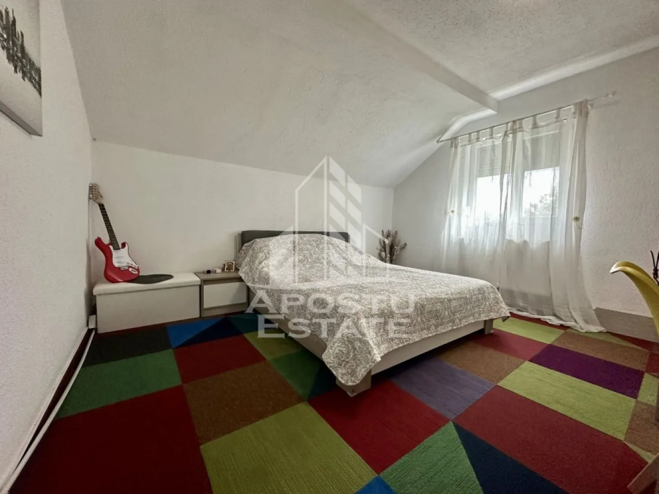 Casa individuala cu 4 camere de vanzare in Utvin, Timisoara - Agentia imobiliara APOSTU ESTATE va propune spre vanzare o casa individuala P+M, situata in judetul Timis, localitatea Utvin, in vatra veche a satului, intr-o zona deosebita si linistita, cu acces facil pe strada asfaltata si toate utilitatile disponibile: gaz, apa, canalizare, fibra optica si iluminat public.
Proprietatea a fost construita in anul 2014 si finalizata complet, fiind amplasata pe un teren cu suprafata de 400 mp, avand o suprafata utila de 156 mp.
Casa este compartimentata astfel:
Compartimentare parter:
- Hol de acces
- Living generos open space cu zona de bucatarie
- Dormitor
- Baie
- Debara
- Terasa inchisa de 18 mp, prevazuta cu instalatie de caldura
Compartimentare etaj:
- Hol de acces
- 3 dormitoare spatioase
- Baie generoasa 
- Pod pentru depozitare
Casa dispune de toate utilitatile racordate si ofera confort pe tot parcursul anului, fiind ideala pentru o familie care isi doreste spatiu, intimitate si acces rapid catre Timisoara.
Proprietatea beneficiaza de:
- Curte amenajata
- Gard din beton
- Jgheaburi noi
- Usi interioare Porta Doors
- Reamenajare realizata in anul 2022
- Zona exclusiv de case, linistita
Agentia imobiliara Apostu Estate va ofera consultanta bancara gratuita prin intermediul colaboratorilor nostri, pentru alegerea celei mai potrivite solutii de finantare.
Va asteptam cu drag la o vizionare!
ID intern: CP3132251.