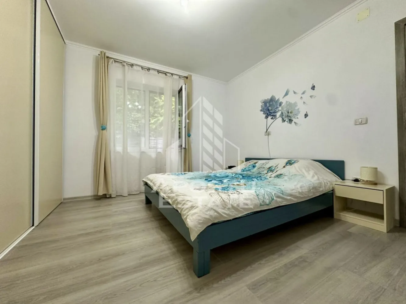 Casa individuala cu 4 camere de vanzare in Utvin, Timisoara - Agentia imobiliara APOSTU ESTATE va propune spre vanzare o casa individuala P+M, situata in judetul Timis, localitatea Utvin, in vatra satului, pe o strada asfaltata, cu toate utilitatile racordate (curent electric, gaz, apa si canalizare).
Proprietatea este amplasata pe un teren cu suprafata totala de 433 mp, avand o amprenta la sol de 118 mp si o suprafata utila de 168,27 mp.
Compartimentare parter:
-Hol de acces
- Living generos si luminos
- Bucatarie separata
- 2 dormitoare spatioase, unul dintre acestea cu dressing propriu
- Baie
- WC de serviciu
- Camera tehnica
- Spatiu de depozitare amenajat in casa scarii
Compartimentare mansarda:
- Open-space spatios cu suprafata de aproximativ 67 mp
- Spatii de depozitare generoase
- Baie cu suprafata de aproximativ 6 mp
Confortul termic al locuintei este asigurat prin incalzire in pardoseala pe ambele niveluri, cu centrala termica pe gaz.
Casa dispune de tamplarie PVC cu geam tripan la parter, ferestre Velux la mansarda, izolatie exterioara cu polistiren de 10 cm, iar mansarda si acoperisul beneficiaza de izolatie cu spuma poliuretanica de 15 cm.
Curtea este complet amenajata, oferind un spatiu verde cu gazon si pomi fructiferi, beneficiind de sistem automatizat de irigare cu aspersoare, foraj propriu cu hidrofor si zona dedicata pentru gradinarit.
In exterior proprietatea mai dispune de:
-Foisor din lemn de aproximativ 15 mp
-Magazie generoasa pentru scule
- Mini garaj realizat din panouri sandwich
Construita in anul 2020 si mansardata in 2024, casa se vinde semi-mobilata si semi-utilata, incluzand mobilierul de bucatarie, dressingul, cuptorul, plita, hota, masina de spalat vase si aerul conditionat la pretul de 179990 euro.
Exista si posibilitatea achizitionarii complet mobilata si utilata la pretul de 184.990 euro.
Proprietatea reprezinta alegerea ideala pentru o familie care isi doreste confort, liniste si acces rapid la facilitatile din localitatea Utvin.
Agentia imobiliara Apostu Estate va ofera consultanta bancara gratuita prin intermediul colaboratorilor nostri, pentru alegerea celei mai potrivite solutii de finantare.
Va asteptam cu drag la o vizionare!
ID intern: CP3132251.