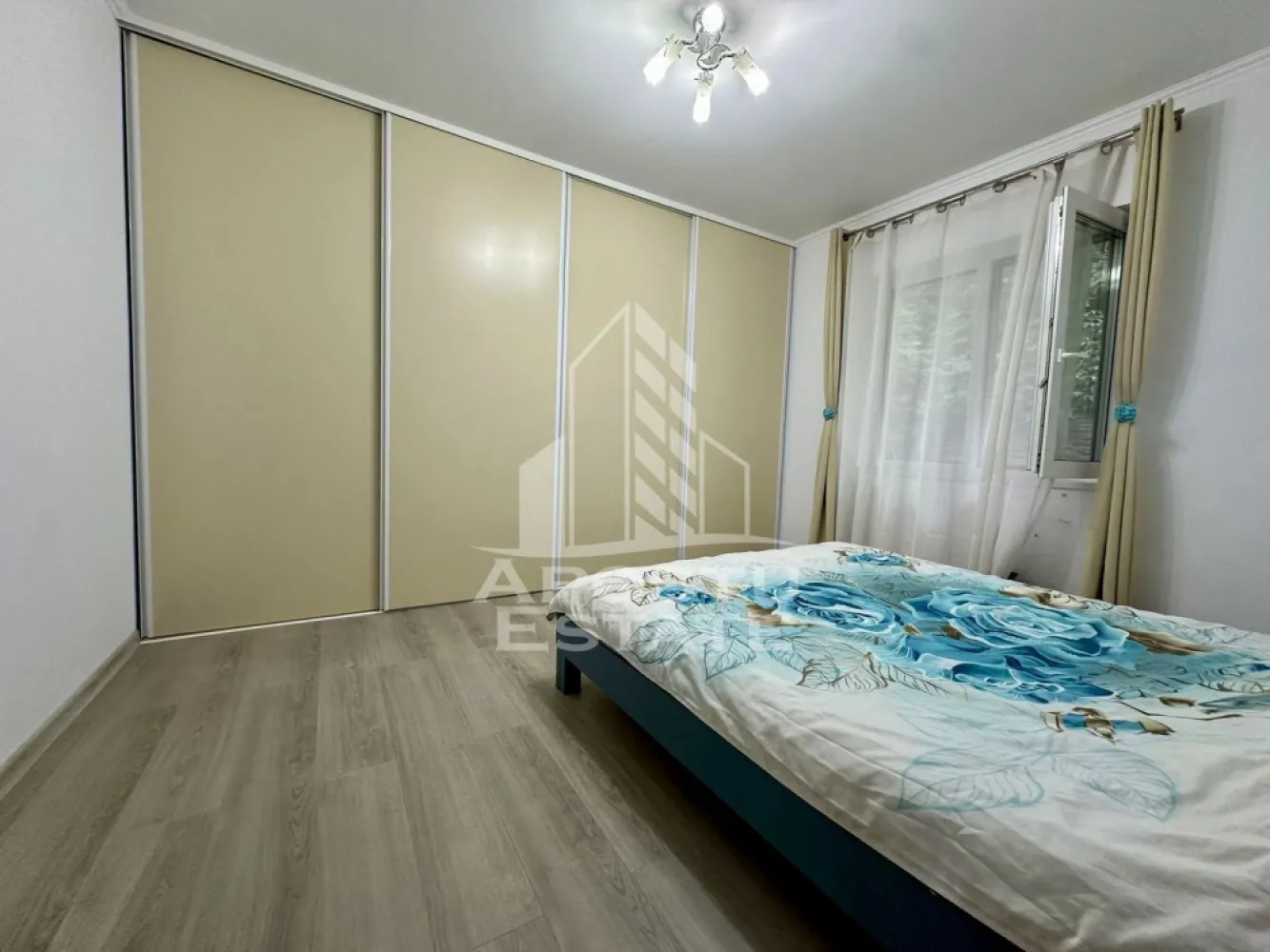Casa individuala cu 4 camere de vanzare in Utvin, Timisoara - Agentia imobiliara APOSTU ESTATE va propune spre vanzare o casa individuala P+M, situata in judetul Timis, localitatea Utvin, in vatra satului, pe o strada asfaltata, cu toate utilitatile racordate (curent electric, gaz, apa si canalizare).
Proprietatea este amplasata pe un teren cu suprafata totala de 433 mp, avand o amprenta la sol de 118 mp si o suprafata utila de 168,27 mp.
Compartimentare parter:
-Hol de acces
- Living generos si luminos
- Bucatarie separata
- 2 dormitoare spatioase, unul dintre acestea cu dressing propriu
- Baie
- WC de serviciu
- Camera tehnica
- Spatiu de depozitare amenajat in casa scarii
Compartimentare mansarda:
- Open-space spatios cu suprafata de aproximativ 67 mp
- Spatii de depozitare generoase
- Baie cu suprafata de aproximativ 6 mp
Confortul termic al locuintei este asigurat prin incalzire in pardoseala pe ambele niveluri, cu centrala termica pe gaz.
Casa dispune de tamplarie PVC cu geam tripan la parter, ferestre Velux la mansarda, izolatie exterioara cu polistiren de 10 cm, iar mansarda si acoperisul beneficiaza de izolatie cu spuma poliuretanica de 15 cm.
Curtea este complet amenajata, oferind un spatiu verde cu gazon si pomi fructiferi, beneficiind de sistem automatizat de irigare cu aspersoare, foraj propriu cu hidrofor si zona dedicata pentru gradinarit.
In exterior proprietatea mai dispune de:
-Foisor din lemn de aproximativ 15 mp
-Magazie generoasa pentru scule
- Mini garaj realizat din panouri sandwich
Construita in anul 2020 si mansardata in 2024, casa se vinde semi-mobilata si semi-utilata, incluzand mobilierul de bucatarie, dressingul, cuptorul, plita, hota, masina de spalat vase si aerul conditionat la pretul de 179990 euro.
Exista si posibilitatea achizitionarii complet mobilata si utilata la pretul de 184.990 euro.
Proprietatea reprezinta alegerea ideala pentru o familie care isi doreste confort, liniste si acces rapid la facilitatile din localitatea Utvin.
Agentia imobiliara Apostu Estate va ofera consultanta bancara gratuita prin intermediul colaboratorilor nostri, pentru alegerea celei mai potrivite solutii de finantare.
Va asteptam cu drag la o vizionare!
ID intern: CP3132251.