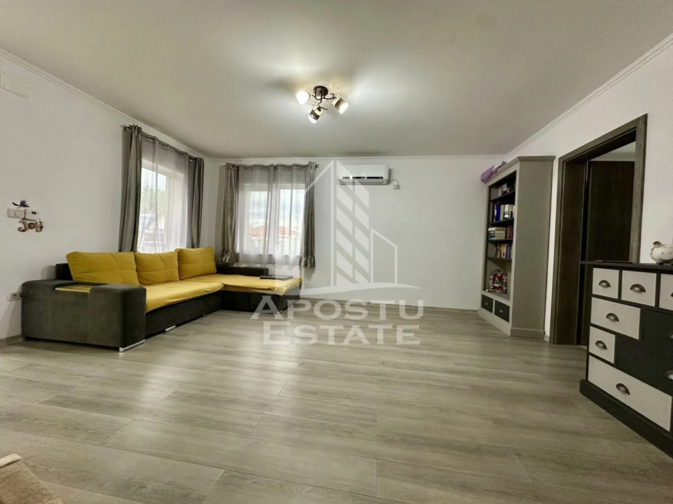 Casa individuala cu 4 camere de vanzare in Utvin, Timisoara - Agentia imobiliara APOSTU ESTATE va propune spre vanzare o casa individuala P+M, situata in judetul Timis, localitatea Utvin, in vatra satului, pe o strada asfaltata, cu toate utilitatile racordate (curent electric, gaz, apa si canalizare).
Proprietatea este amplasata pe un teren cu suprafata totala de 433 mp, avand o amprenta la sol de 118 mp si o suprafata utila de 168,27 mp.
Compartimentare parter:
-Hol de acces
- Living generos si luminos
- Bucatarie separata
- 2 dormitoare spatioase, unul dintre acestea cu dressing propriu
- Baie
- WC de serviciu
- Camera tehnica
- Spatiu de depozitare amenajat in casa scarii
Compartimentare mansarda:
- Open-space spatios cu suprafata de aproximativ 67 mp
- Spatii de depozitare generoase
- Baie cu suprafata de aproximativ 6 mp
Confortul termic al locuintei este asigurat prin incalzire in pardoseala pe ambele niveluri, cu centrala termica pe gaz.
Casa dispune de tamplarie PVC cu geam tripan la parter, ferestre Velux la mansarda, izolatie exterioara cu polistiren de 10 cm, iar mansarda si acoperisul beneficiaza de izolatie cu spuma poliuretanica de 15 cm.
Curtea este complet amenajata, oferind un spatiu verde cu gazon si pomi fructiferi, beneficiind de sistem automatizat de irigare cu aspersoare, foraj propriu cu hidrofor si zona dedicata pentru gradinarit.
In exterior proprietatea mai dispune de:
-Foisor din lemn de aproximativ 15 mp
-Magazie generoasa pentru scule
- Mini garaj realizat din panouri sandwich
Construita in anul 2020 si mansardata in 2024, casa se vinde semi-mobilata si semi-utilata, incluzand mobilierul de bucatarie, dressingul, cuptorul, plita, hota, masina de spalat vase si aerul conditionat la pretul de 179990 euro.
Exista si posibilitatea achizitionarii complet mobilata si utilata la pretul de 184.990 euro.
Proprietatea reprezinta alegerea ideala pentru o familie care isi doreste confort, liniste si acces rapid la facilitatile din localitatea Utvin.
Agentia imobiliara Apostu Estate va ofera consultanta bancara gratuita prin intermediul colaboratorilor nostri, pentru alegerea celei mai potrivite solutii de finantare.
Va asteptam cu drag la o vizionare!
ID intern: CP3132251.