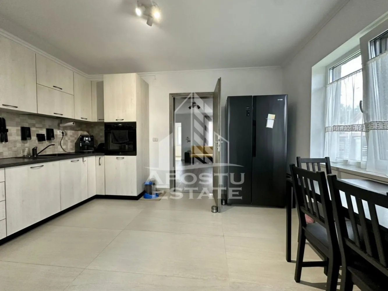 Casa individuala cu 4 camere de vanzare in Utvin, Timisoara - Agentia imobiliara APOSTU ESTATE va propune spre vanzare o casa individuala P+M, situata in judetul Timis, localitatea Utvin, in vatra satului, pe o strada asfaltata, cu toate utilitatile racordate (curent electric, gaz, apa si canalizare).
Proprietatea este amplasata pe un teren cu suprafata totala de 433 mp, avand o amprenta la sol de 118 mp si o suprafata utila de 168,27 mp.
Compartimentare parter:
-Hol de acces
- Living generos si luminos
- Bucatarie separata
- 2 dormitoare spatioase, unul dintre acestea cu dressing propriu
- Baie
- WC de serviciu
- Camera tehnica
- Spatiu de depozitare amenajat in casa scarii
Compartimentare mansarda:
- Open-space spatios cu suprafata de aproximativ 67 mp
- Spatii de depozitare generoase
- Baie cu suprafata de aproximativ 6 mp
Confortul termic al locuintei este asigurat prin incalzire in pardoseala pe ambele niveluri, cu centrala termica pe gaz.
Casa dispune de tamplarie PVC cu geam tripan la parter, ferestre Velux la mansarda, izolatie exterioara cu polistiren de 10 cm, iar mansarda si acoperisul beneficiaza de izolatie cu spuma poliuretanica de 15 cm.
Curtea este complet amenajata, oferind un spatiu verde cu gazon si pomi fructiferi, beneficiind de sistem automatizat de irigare cu aspersoare, foraj propriu cu hidrofor si zona dedicata pentru gradinarit.
In exterior proprietatea mai dispune de:
-Foisor din lemn de aproximativ 15 mp
-Magazie generoasa pentru scule
- Mini garaj realizat din panouri sandwich
Construita in anul 2020 si mansardata in 2024, casa se vinde semi-mobilata si semi-utilata, incluzand mobilierul de bucatarie, dressingul, cuptorul, plita, hota, masina de spalat vase si aerul conditionat la pretul de 179990 euro.
Exista si posibilitatea achizitionarii complet mobilata si utilata la pretul de 184.990 euro.
Proprietatea reprezinta alegerea ideala pentru o familie care isi doreste confort, liniste si acces rapid la facilitatile din localitatea Utvin.
Agentia imobiliara Apostu Estate va ofera consultanta bancara gratuita prin intermediul colaboratorilor nostri, pentru alegerea celei mai potrivite solutii de finantare.
Va asteptam cu drag la o vizionare!
ID intern: CP3132251.