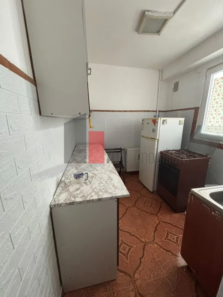 Drumul Taberei Plaza - Drumul Taberei , Plaza , etaj 2/4, confort 1, decomandat, cu balcon, geam la baie si liber. Apartamentul are imbunatatiri si se vinde mobilat si utilat. Actele sunt pregatite pentru vanzare, In imediata apropiere se afla Plaza Romania, LIDL, piata si parcul Moghioros. , metrou Parc Drumul Taberei, tramvai 41, si statii STB