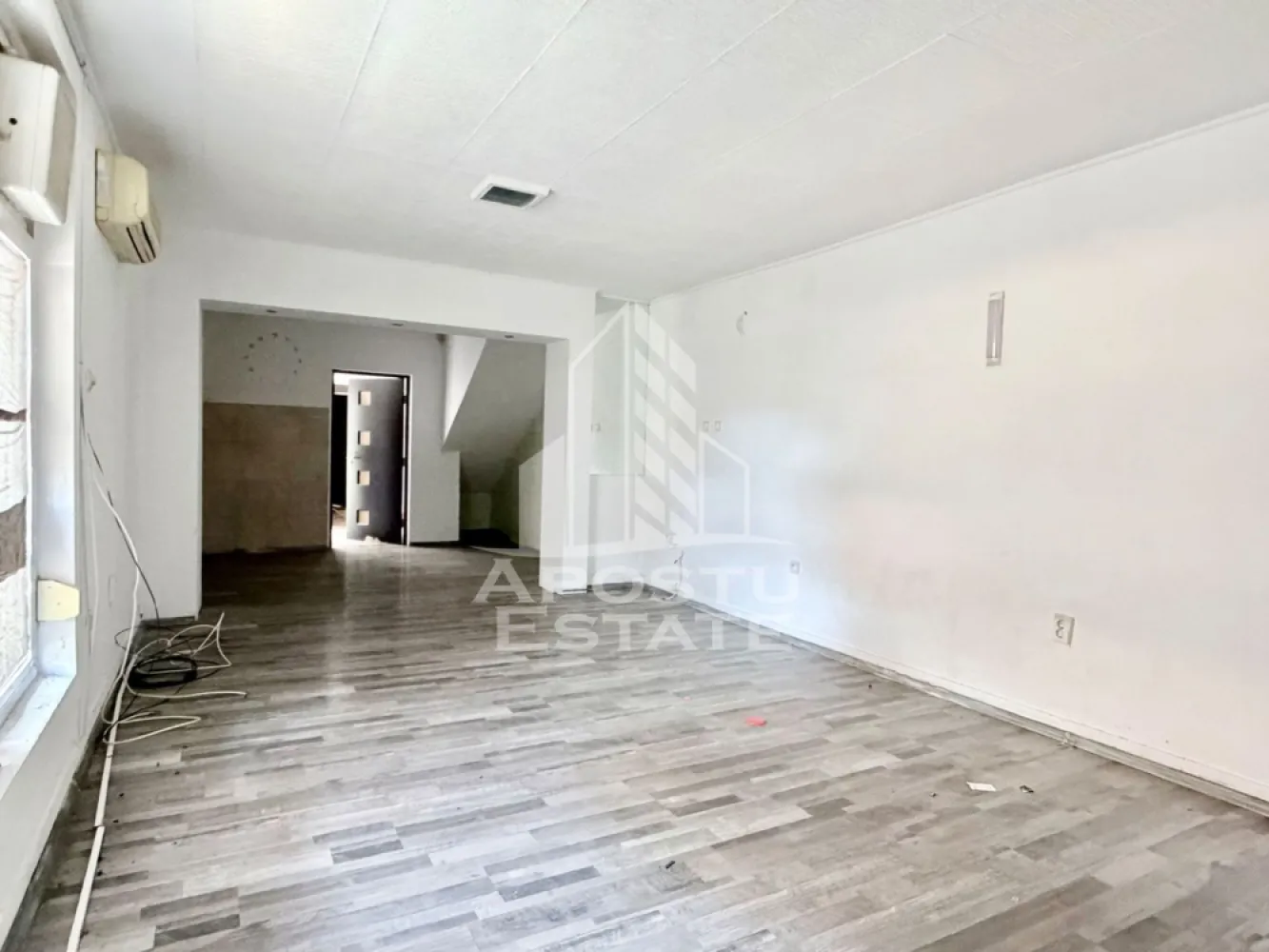 Casa de vanzare P+1E bulevardul Dambovita - APOSTU ESTATE va propune spre vanzare o casa cu etaj, chiar pe Bulevardul Dambovita.

La parter destinatia este spatii comerciale iar la etaj este spatiu de locuit.

Se poate compartimenta dupa bunul plac.

In fata se gasesc locuri de parcare, cu vad comercial excelent, cu trafic pietonal si auto.

Casa a fost construita in 1996, pe un teren de 151 mp, cu 89 mp la parter si 89 mp la etaj. 

Va invitam la o vizionare chiar astazi. 

CP3132214