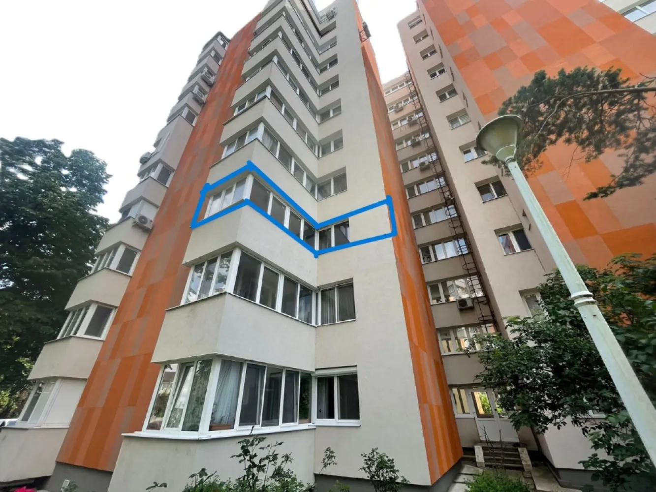 Ap 2 camere dec tip C – Str. Sovata, Oradea | Zonă premium lângă Cris - Se oferă spre vânzare un apartament tip C decomandat, situat într-una dintre cele mai căutate zone din Oradea – Strada Sovata, la etajul 2 din 10, într-un bloc curat, dotat cu două lifturi și reabilitat termic.

Apartamentul este decomandat, spațios și luminos, cu o compartimentare foarte eficientă:

hol generos cu multiple spații de depozitare
bucătărie mare cu anexă
baie spațioasă 
living amplu cu acces către balconul închis cu termopan
dormitor confortabil

Suprafață:

54,36 mp utili + balcon închis (~4 mp)
75 mp construiți

Puncte forte ale locației – greu de egalat:

la 1 minut de malul Crișului – zonă perfectă pentru relaxare și activități în aer liber
zonă liniștită, ferită de zgomot, cu orientare spre Criș
parc și locuri de joacă în proximitate
școală la 2 minute, grădiniță aproape
Piața Decebal la doar 10 minute de mers pe jos
magazine, farmacii, bănci și mijloace de transport la câțiva pași

💡 Apartamentul necesită renovare, însă acest lucru devine un avantaj major: îți oferă libertatea de a-l amenaja exact după gustul tău și de a-i crește valoarea semnificativ.

Preț: 80.000 € 

📞 Pentru detalii și vizionare: 0731.290.032
