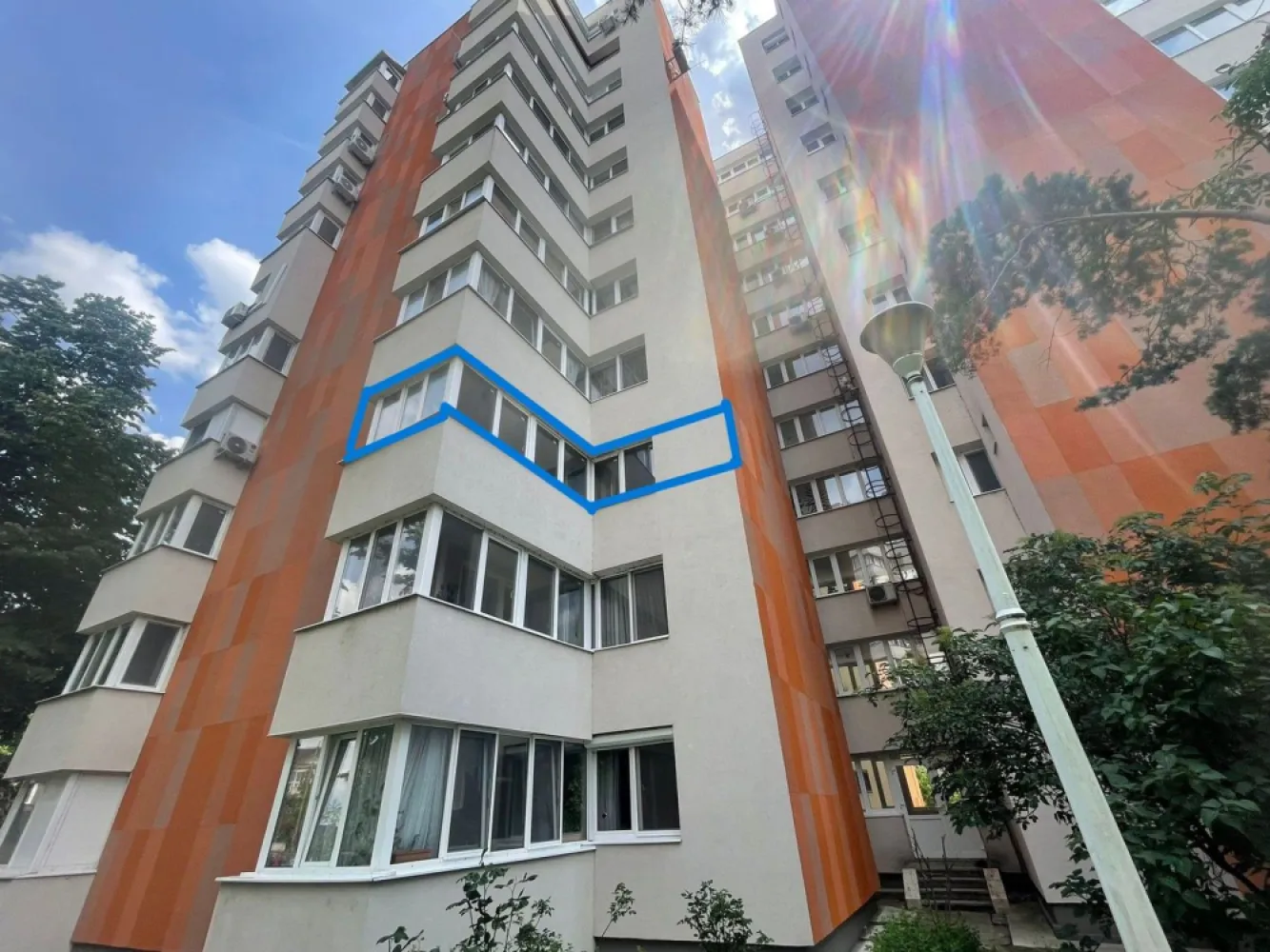 Ap 2 camere dec tip C – Str. Sovata, Oradea | Zonă premium lângă Cris - Se oferă spre vânzare un apartament tip C decomandat, situat într-una dintre cele mai căutate zone din Oradea – Strada Sovata, la etajul 2 din 10, într-un bloc curat, dotat cu două lifturi și reabilitat termic.

Apartamentul este decomandat, spațios și luminos, cu o compartimentare foarte eficientă:

hol generos cu multiple spații de depozitare
bucătărie mare cu anexă
baie spațioasă 
living amplu cu acces către balconul închis cu termopan
dormitor confortabil

Suprafață:

54,36 mp utili + balcon închis (~4 mp)
75 mp construiți

Puncte forte ale locației – greu de egalat:

la 1 minut de malul Crișului – zonă perfectă pentru relaxare și activități în aer liber
zonă liniștită, ferită de zgomot, cu orientare spre Criș
parc și locuri de joacă în proximitate
școală la 2 minute, grădiniță aproape
Piața Decebal la doar 10 minute de mers pe jos
magazine, farmacii, bănci și mijloace de transport la câțiva pași

💡 Apartamentul necesită renovare, însă acest lucru devine un avantaj major: îți oferă libertatea de a-l amenaja exact după gustul tău și de a-i crește valoarea semnificativ.

Preț: 80.000 € 

📞 Pentru detalii și vizionare: 0731.290.032