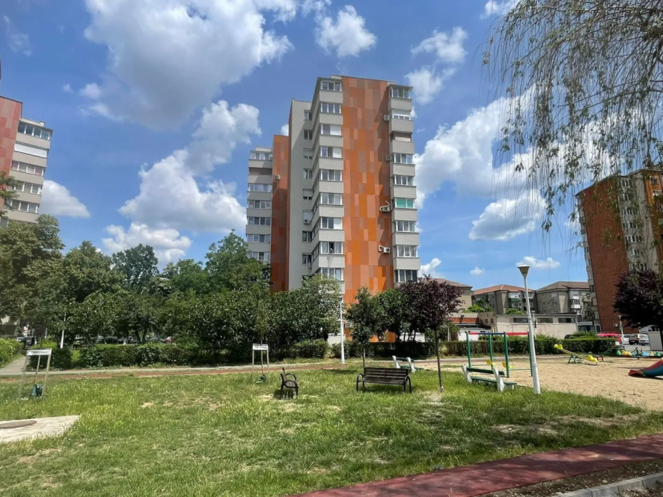 Ap 2 camere dec tip C – Str. Sovata, Oradea | Zonă premium lângă Cris - Se oferă spre vânzare un apartament tip C decomandat, situat într-una dintre cele mai căutate zone din Oradea – Strada Sovata, la etajul 2 din 10, într-un bloc curat, dotat cu două lifturi și reabilitat termic.

Apartamentul este decomandat, spațios și luminos, cu o compartimentare foarte eficientă:

hol generos cu multiple spații de depozitare
bucătărie mare cu anexă
baie spațioasă 
living amplu cu acces către balconul închis cu termopan
dormitor confortabil

Suprafață:

54,36 mp utili + balcon închis (~4 mp)
75 mp construiți

Puncte forte ale locației – greu de egalat:

la 1 minut de malul Crișului – zonă perfectă pentru relaxare și activități în aer liber
zonă liniștită, ferită de zgomot, cu orientare spre Criș
parc și locuri de joacă în proximitate
școală la 2 minute, grădiniță aproape
Piața Decebal la doar 10 minute de mers pe jos
magazine, farmacii, bănci și mijloace de transport la câțiva pași

💡 Apartamentul necesită renovare, însă acest lucru devine un avantaj major: îți oferă libertatea de a-l amenaja exact după gustul tău și de a-i crește valoarea semnificativ.

Preț: 80.000 € 

📞 Pentru detalii și vizionare: 0731.290.032