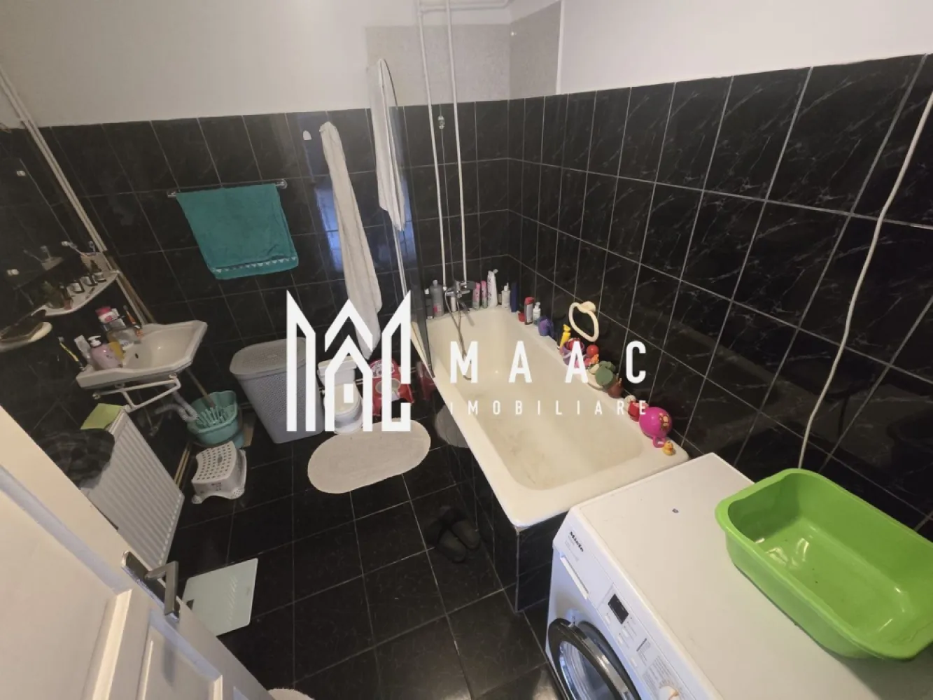 Apartament 3 camere curte privata zona Centrala