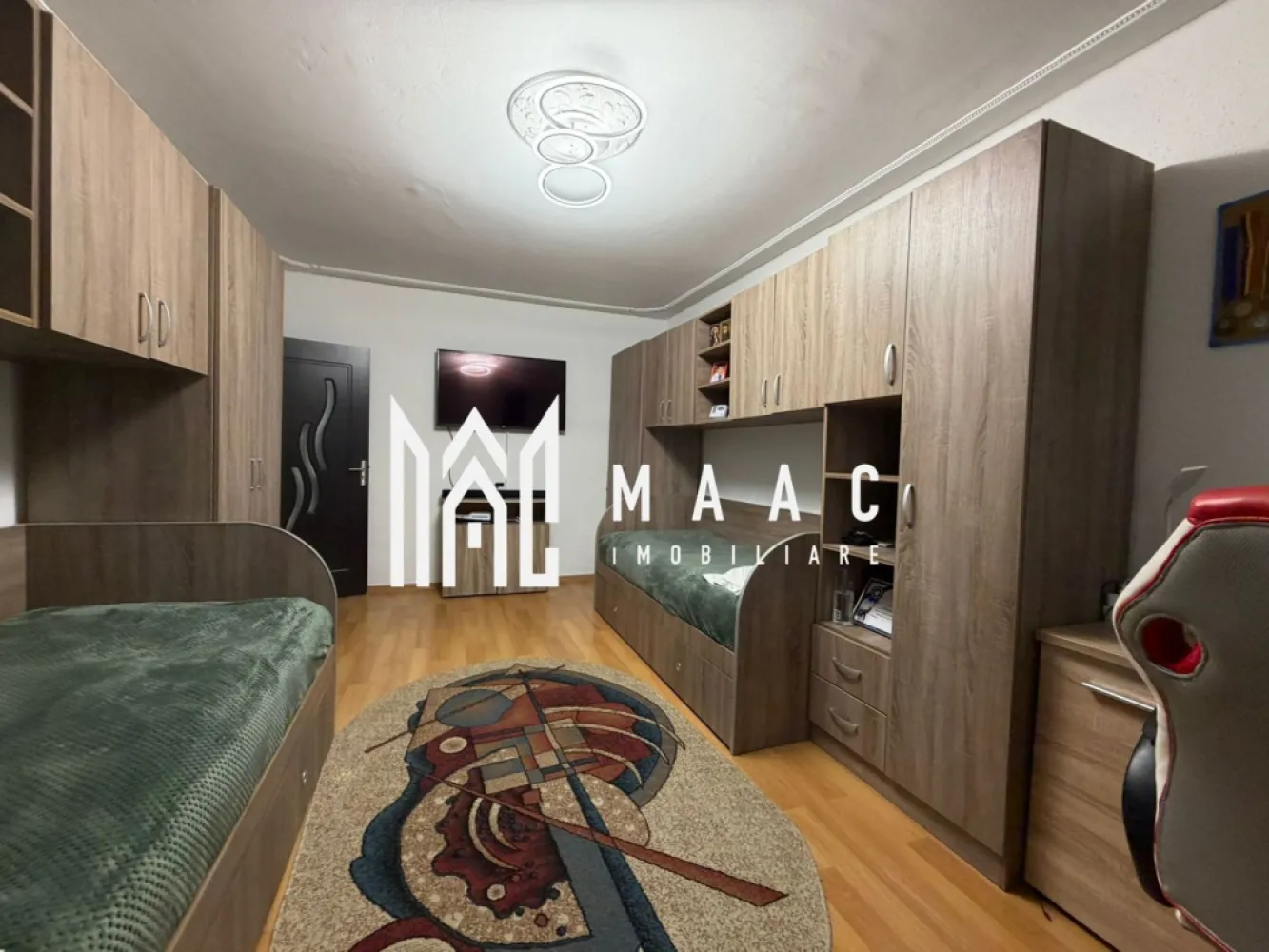 Apartament 2 camere | Decomandat | Renovat | Vasile Aaron - MAAC Imobiliare vă propune spre vânzare un apartament decomandat cu 2 camere, situat la etajul 4 al unui bloc de apartamente construit în anul 1980, într-o zonă accesibilă și bine conectată din Sibiu. Proprietatea este ideală pentru cei care caută un apartament modern, confortabil și pregătit pentru mutare imediată, beneficiind de spații bine compartimentate și finisaje moderne realizate în anul 2023.

Apartamentul dispune de o suprafață utilă de 54 mp și o suprafață construită de 75 mp, oferind un spațiu generos și funcțional atât pentru locuit, cât și pentru investiție. Compartimentarea decomandată asigură confort și intimitate, iar poziționarea într-o zonă liniștită și convenabilă contribuie la un stil de viață relaxat și acces facil către principalele puncte de interes ale orașului.

Compartimentare:
-Living
-Dormitor
-Bucătărie
-Baie
-Hol

Caracteristici și beneficii:
-Compartimentare decomandată
-Suprafață utilă: 54 mp
-Suprafață construită: 75 mp
-Apartament finisat modern în 2023
-Etaj 4
-Bloc construit în 1980
-Confort 1
-Imobil finalizat
-Spații luminoase și bine organizate
-Pregătit pentru mutare imediată
-Ideal pentru locuit sau investiție

Proprietatea reprezintă o oportunitate excelentă pentru persoanele care își doresc un apartament cu 2 camere în Sibiu, într-o zonă bine conectată și apreciată, cu acces rapid către magazine, mijloace de transport și alte facilități importante ale orașului.

Pentru detalii suplimentare sau programarea unei vizionări, vă rugăm să specificați telefonic CP2995549.