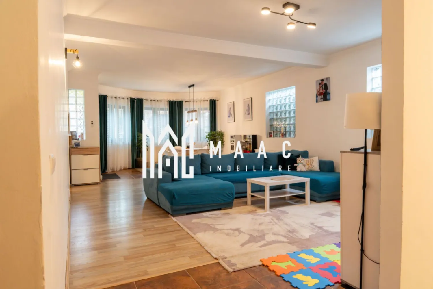 Casa Individuala | 180 MPU | Teren 700 mp | Sura Mare - MAAC Imobiliare vă propune spre vânzare o proprietate unică, situată în comuna Șura Mare, o zonă liniștită, cu acces facil către Sibiu, ideală pentru locuire și desfășurarea unei activități profesionale în aceeași locație.

Casa principală este o locuință individuală pe un singur nivel, cu o suprafață utilă de 180 mp, compartimentată inteligent pentru a oferi confort și intimitate.

Compartimentare casă principală:
-living generos și luminos
-bucătărie modernă, complet mobilată și utilată
-două dormitoare spațioase, fiecare cu baie proprie
-terasă de 32 mp

Proprietatea este amplasată pe un teren de 700 mp, din care 320 mp reprezintă curte liberă, cu acces auto și intimitate.

În curte se află o construcție secundară cu destinație de spațiu comercial sau birouri, cu o suprafață utilă de 125 mp, având acoperișul schimbat recent, în urmă cu un an. Aceasta poate fi utilizată ca birou privat, atelier, spațiu de lucru sau investiție.

Dotări și avantaje:
-se predă complet mobilată și utilată
-geamuri securizate și antifonate
-jaluzele electrice
-tavane înalte de 3,10 m
-țevi de apă și canalizare curățate anul trecut
-curte liberă de 320 mp
-acces auto

Localizarea în Șura Mare oferă liniște și acces rapid către Sibiu, ceea ce transformă această proprietate într-o opțiune potrivită atât pentru rezidență, cât și pentru activitate profesională, prin existența spațiului comercial separat.

Pentru mai multe detalii sau programarea unei vizionări vă rugăm să menționați la telefon numărul CP2727330.