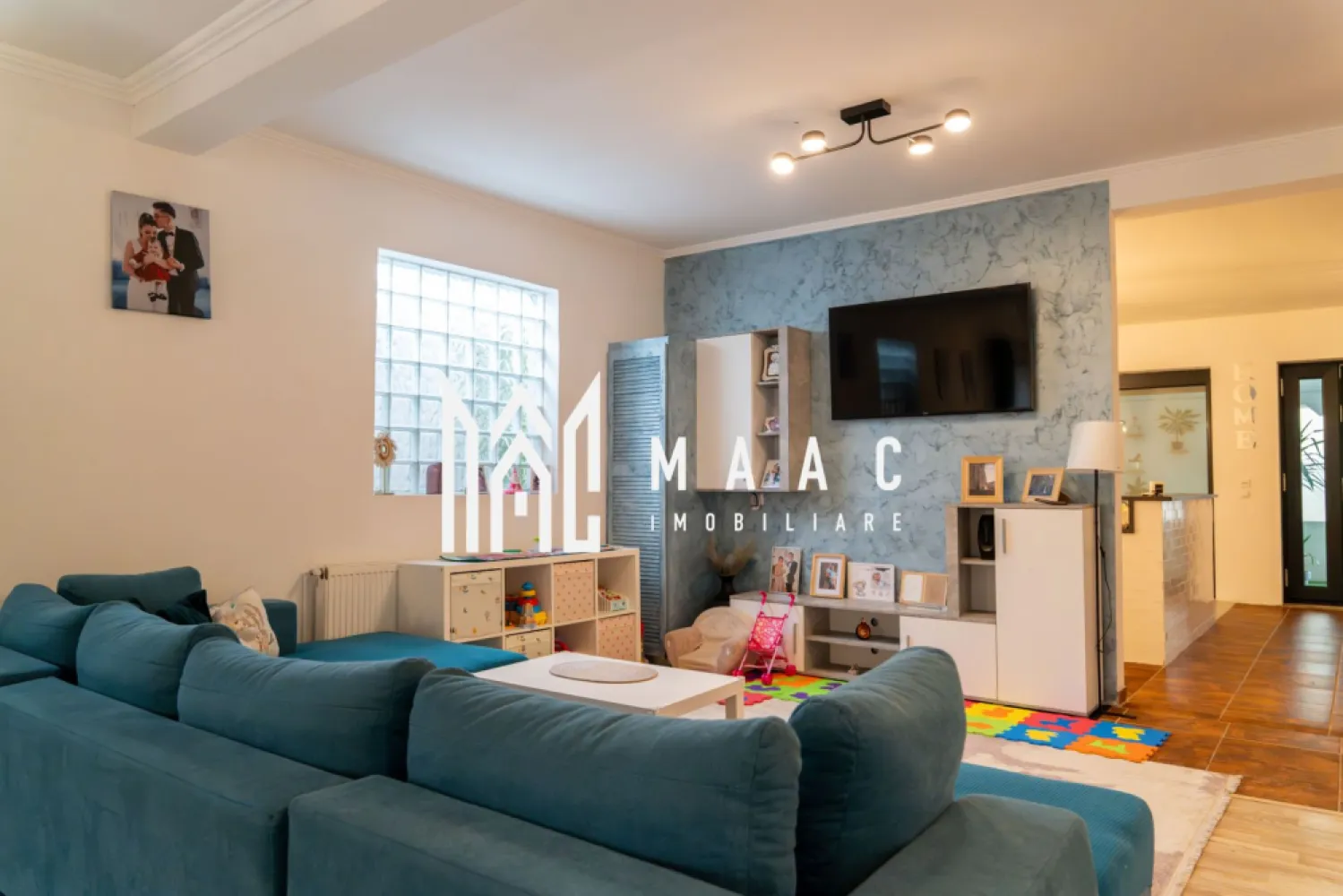 Casa Individuala | 180 MPU | Teren 700 mp | Sura Mare - MAAC Imobiliare vă propune spre vânzare o proprietate unică, situată în comuna Șura Mare, o zonă liniștită, cu acces facil către Sibiu, ideală pentru locuire și desfășurarea unei activități profesionale în aceeași locație.

Casa principală este o locuință individuală pe un singur nivel, cu o suprafață utilă de 180 mp, compartimentată inteligent pentru a oferi confort și intimitate.

Compartimentare casă principală:
-living generos și luminos
-bucătărie modernă, complet mobilată și utilată
-două dormitoare spațioase, fiecare cu baie proprie
-terasă de 32 mp

Proprietatea este amplasată pe un teren de 700 mp, din care 320 mp reprezintă curte liberă, cu acces auto și intimitate.

În curte se află o construcție secundară cu destinație de spațiu comercial sau birouri, cu o suprafață utilă de 125 mp, având acoperișul schimbat recent, în urmă cu un an. Aceasta poate fi utilizată ca birou privat, atelier, spațiu de lucru sau investiție.

Dotări și avantaje:
-se predă complet mobilată și utilată
-geamuri securizate și antifonate
-jaluzele electrice
-tavane înalte de 3,10 m
-țevi de apă și canalizare curățate anul trecut
-curte liberă de 320 mp
-acces auto

Localizarea în Șura Mare oferă liniște și acces rapid către Sibiu, ceea ce transformă această proprietate într-o opțiune potrivită atât pentru rezidență, cât și pentru activitate profesională, prin existența spațiului comercial separat.

Pentru mai multe detalii sau programarea unei vizionări vă rugăm să menționați la telefon numărul CP2727330.