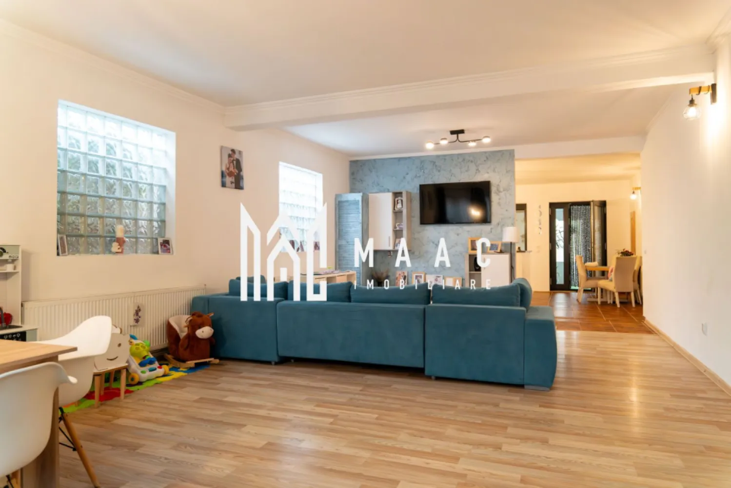 Casa Individuala | 180 MPU | Teren 700 mp | Sura Mare - MAAC Imobiliare vă propune spre vânzare o proprietate unică, situată în comuna Șura Mare, o zonă liniștită, cu acces facil către Sibiu, ideală pentru locuire și desfășurarea unei activități profesionale în aceeași locație.

Casa principală este o locuință individuală pe un singur nivel, cu o suprafață utilă de 180 mp, compartimentată inteligent pentru a oferi confort și intimitate.

Compartimentare casă principală:
-living generos și luminos
-bucătărie modernă, complet mobilată și utilată
-două dormitoare spațioase, fiecare cu baie proprie
-terasă de 32 mp

Proprietatea este amplasată pe un teren de 700 mp, din care 320 mp reprezintă curte liberă, cu acces auto și intimitate.

În curte se află o construcție secundară cu destinație de spațiu comercial sau birouri, cu o suprafață utilă de 125 mp, având acoperișul schimbat recent, în urmă cu un an. Aceasta poate fi utilizată ca birou privat, atelier, spațiu de lucru sau investiție.

Dotări și avantaje:
-se predă complet mobilată și utilată
-geamuri securizate și antifonate
-jaluzele electrice
-tavane înalte de 3,10 m
-țevi de apă și canalizare curățate anul trecut
-curte liberă de 320 mp
-acces auto

Localizarea în Șura Mare oferă liniște și acces rapid către Sibiu, ceea ce transformă această proprietate într-o opțiune potrivită atât pentru rezidență, cât și pentru activitate profesională, prin existența spațiului comercial separat.

Pentru mai multe detalii sau programarea unei vizionări vă rugăm să menționați la telefon numărul CP2727330.