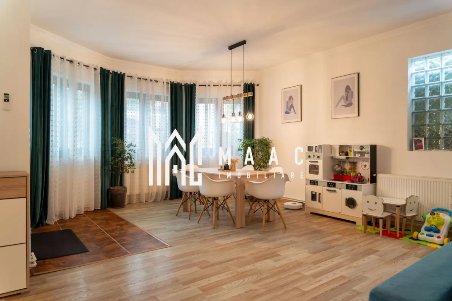 Casa Individuala | 180 MPU | Teren 700 mp | Sura Mare - MAAC Imobiliare vă propune spre vânzare o proprietate unică, situată în comuna Șura Mare, o zonă liniștită, cu acces facil către Sibiu, ideală pentru locuire și desfășurarea unei activități profesionale în aceeași locație.

Casa principală este o locuință individuală pe un singur nivel, cu o suprafață utilă de 180 mp, compartimentată inteligent pentru a oferi confort și intimitate.

Compartimentare casă principală:
-living generos și luminos
-bucătărie modernă, complet mobilată și utilată
-două dormitoare spațioase, fiecare cu baie proprie
-terasă de 32 mp

Proprietatea este amplasată pe un teren de 700 mp, din care 320 mp reprezintă curte liberă, cu acces auto și intimitate.

În curte se află o construcție secundară cu destinație de spațiu comercial sau birouri, cu o suprafață utilă de 125 mp, având acoperișul schimbat recent, în urmă cu un an. Aceasta poate fi utilizată ca birou privat, atelier, spațiu de lucru sau investiție.

Dotări și avantaje:
-se predă complet mobilată și utilată
-geamuri securizate și antifonate
-jaluzele electrice
-tavane înalte de 3,10 m
-țevi de apă și canalizare curățate anul trecut
-curte liberă de 320 mp
-acces auto

Localizarea în Șura Mare oferă liniște și acces rapid către Sibiu, ceea ce transformă această proprietate într-o opțiune potrivită atât pentru rezidență, cât și pentru activitate profesională, prin existența spațiului comercial separat.

Pentru mai multe detalii sau programarea unei vizionări vă rugăm să menționați la telefon numărul CP2727330.