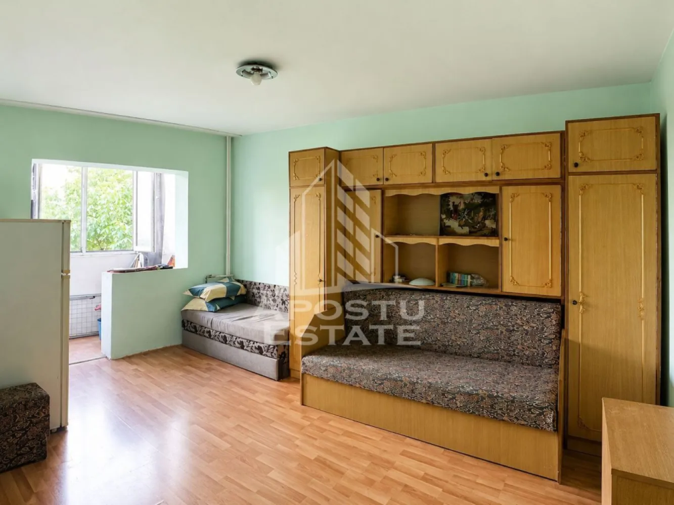 Apartament 1 camera zona Micalaca Pet Friendly - APOSTU ESTATE va propune spre inchiriere apartament cu 1 camera, situat in cartierul Micalaca, la etajul 3 din 4, intr-o zona linistita si cu acces facil la mijloace de transport, magazine si alte puncte de interes.

Apartamentul este mobilat si utilat cu strictul necesar pentru un trai confortabil, fiind dotat cu:

* masina de spalat rufe;
* aragaz;
* frigider.

Locuinta este ideala pentru un cuplu, studenti sau o familie formata din 2 persoane.

Se accepta animale de companie si fumatori.

Conditii de inchiriere:

* perioada minima de inchiriere: 1 an.

Pentru mai multe detalii sau pentru programarea unei vizionari, echipa Apostu Estate va sta cu profesionalism si promptitudine la dispozitie dumneavoastra.
CP3135873