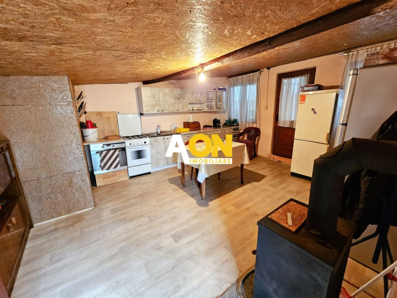 Casa 4 camere, S+P+1, semifinisata, 1424 mp teren, Oarda de Jos - AON Imobiliare vă oferă oportunitatea de a achiziționa o casă individuală spațioasă situată în cartierul Oarda de Jos din Alba Iulia. Cu o suprafață de teren de 1424 mp și o construcție solidă de 240 mp, această casă este potrivită pentru familiile care doresc spațiu și liniste.
Caracteristici:
• Tip: Casă individuală
• Locație: Cartierul Oarda de Jos, Alba Iulia
• Suprafață teren: 1424 mp
• Suprafață construită: 240 mp
• An construcție: 2004
• Regim de înălțime: S+P+1E
• Compartimentare: 
o Subsol: Bucătărie și spațiu de depozitare
o Parter: Living, bucătărie spațioasă, baie, hol
o Etaj: 3 dormitoare, baie
• Facilități: 
o Bucătărie de vară
o Construcții anexe
o Sistem de încălzire cu centrală termică pe gaz și calorifere
o Sobe cu lemne
• Detalii suplimentare: 
o Peretii exteriori sunt nefinisati
o Baia de la etaj nu este amenajată
o Scările de acces sunt nefinisate
• Preț: Discutabil
Această casă are un mare potențial și poate fi transformată în casa de vis a familiei dumneavoastră. Contactați AON Imobiliare pentru a programa o vizionare!
ID intern: CP2052900