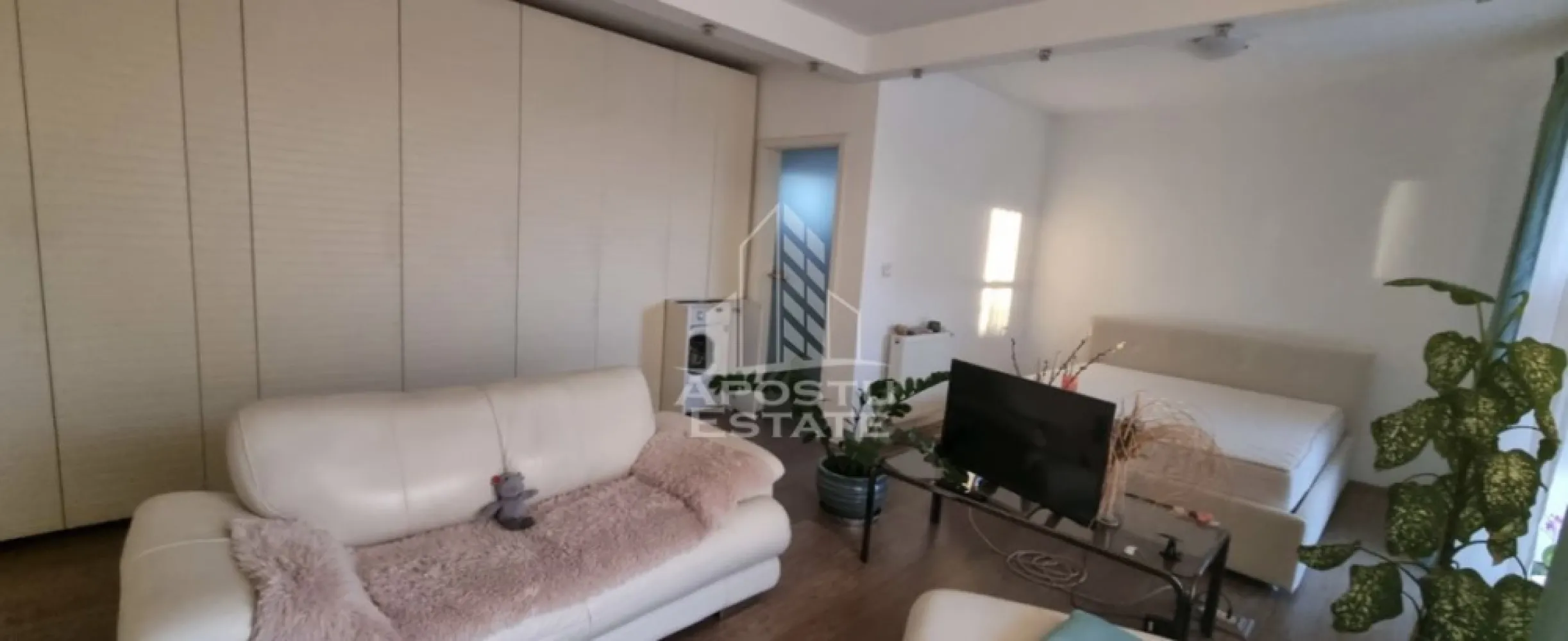 Apartament cu 1 camera, balcon, zona Girocului - Agentia Imobiliara APOSTU ESTATE va ofera spre inchiriere un apartament cu 1 camera, situat in zona Girocului

Acest apartament cu o suprafata de 48 mp dispune de urmatoarele facilitati:
- Bucatarie spatioasa, complet utilata, cu loc de luat masa;
- Hol de acces;
- Sufragerie luminoasa, cu acces la un balcon generos;
- Dormitor mobilat cu pat matrimonial;
- Baie dotata cu cada si geam pentru ventilatie naturala.

 Apartamentul se bucura de o pozitionare privilegiata, oferind acces rapid la diverse puncte de interes din zona:
-Mijloace de transport in comun;
-Benzinarie;
-Lidl;
-Shopping city la 7 minute de mers cu masina.

Va invitam cu drag sa programati o vizionare pentru a aprecia personal toate facilitatile si avantajele acestui apartament.

ID intern: CP2052299!
