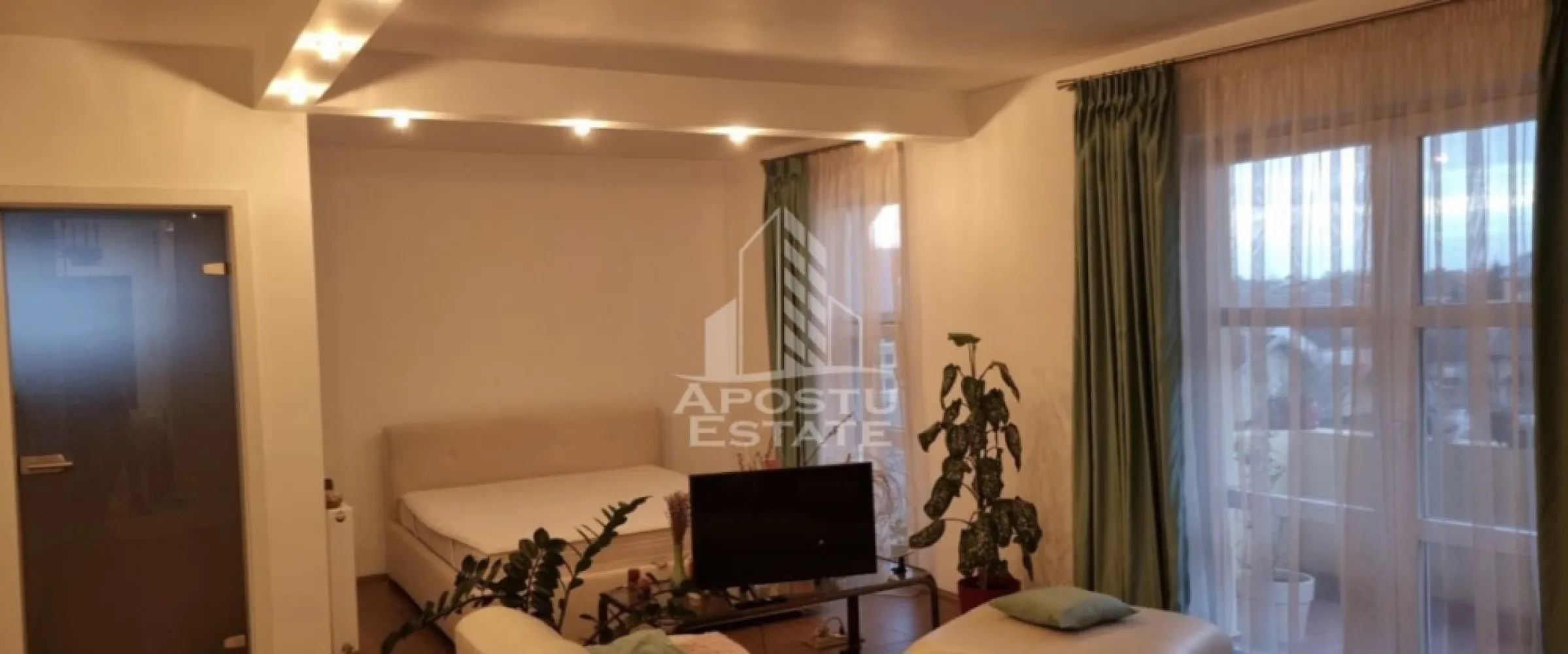 Apartament cu 1 camera, balcon, zona Girocului - Agentia Imobiliara APOSTU ESTATE va ofera spre inchiriere un apartament cu 1 camera, situat in zona Girocului

Acest apartament cu o suprafata de 48 mp dispune de urmatoarele facilitati:
- Bucatarie spatioasa, complet utilata, cu loc de luat masa;
- Hol de acces;
- Sufragerie luminoasa, cu acces la un balcon generos;
- Dormitor mobilat cu pat matrimonial;
- Baie dotata cu cada si geam pentru ventilatie naturala.

 Apartamentul se bucura de o pozitionare privilegiata, oferind acces rapid la diverse puncte de interes din zona:
-Mijloace de transport in comun;
-Benzinarie;
-Lidl;
-Shopping city la 7 minute de mers cu masina.

Va invitam cu drag sa programati o vizionare pentru a aprecia personal toate facilitatile si avantajele acestui apartament.

ID intern: CP2052299!