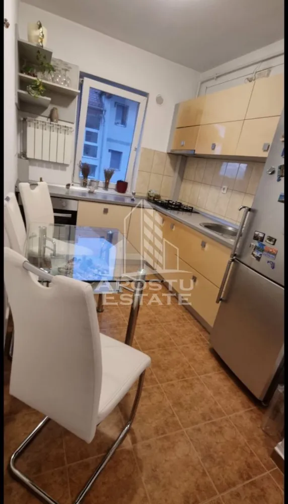 Apartament cu 1 camera, balcon, zona Girocului - Agentia Imobiliara APOSTU ESTATE va ofera spre inchiriere un apartament cu 1 camera, situat in zona Girocului

Acest apartament cu o suprafata de 48 mp dispune de urmatoarele facilitati:
- Bucatarie spatioasa, complet utilata, cu loc de luat masa;
- Hol de acces;
- Sufragerie luminoasa, cu acces la un balcon generos;
- Dormitor mobilat cu pat matrimonial;
- Baie dotata cu cada si geam pentru ventilatie naturala.

 Apartamentul se bucura de o pozitionare privilegiata, oferind acces rapid la diverse puncte de interes din zona:
-Mijloace de transport in comun;
-Benzinarie;
-Lidl;
-Shopping city la 7 minute de mers cu masina.

Va invitam cu drag sa programati o vizionare pentru a aprecia personal toate facilitatile si avantajele acestui apartament.

ID intern: CP2052299!