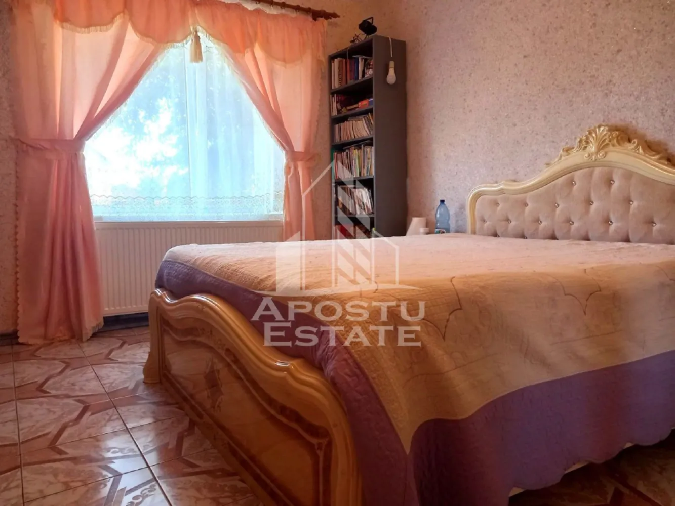Casa, de vanzare, in Curtici. - APOSTU ESTATE va propune spre vanzare o casa individuala cu 8 camere, situate pe doua nivele. Partea de catre strada este construita in 1970, iar restul constructiei este din 2010 si imbunatatita de-a lungul anilor pentru a oferi confort si functionalitate.

Acoperisul este din tigla pe cladirea de catre strada si din tabla pe cladirea din curte , garantand protectie si durabilitate.
Exteriorul casei este izolat cu polistiren de 10 cm, ceea ce contribuie la o eficienta energetica sporita. Aceasta proprietate imbina armonios confortul modern cu elemente traditionale, fiind o alegere excelenta pentru cei care cauta un camin confortabil si bine echipat.

Aceasta casa primitoare, situata pe un teren de 1079 mp, ofera o suprafata construita de 215 mp si 190 mp utili, precum si o gradina cu pomi fructiferi si zona pentru plantarea legumelor. Proprietatea include un garaj, doua locuri de parcare in fata casei, precum si acces facil in curte.

Casa este dispusa pe doua nivele, fiind compartimentata astfel:
-PARTER:
 - 3 dormitoare duble spatioase, 
- 1 dormitor simplu
- 1 bucatarie inchisa, 
- 2 bai cu dus si geam pentru ventilatie naturala
-ETAJ:
- 4 camere la stadiul de rosu.

Sistemul de incalzire include o centrala termica pe gaz cu termoteca in condensare si incalzire in pardoseala, asigurand confort pe tot parcursul anului.
Usile interioare din lemn de tei, dar si din PVC cu sticla, tamplarie PVC si geamuri termopan. Exista acces pentru persoane cu dizabilitati. Dotarile moderne includ: apa curenta din foraj la 35 m adancime, canalizare, curent electric, gaz si panouri fotovoltaice de 3KW.

Curtea frumos amenajata cu flori si terasa sunt perfecte pentru relaxare in aer liber.
Casa se vinde mobilata si utilata dupa cum este prezentata si in fotografii.

Amplasare intr-o zona foarte linistita, cu acces la mijloacele de transport in comun .
Vecinatati:
- Supermarketuri, Biserica, scoala, gradinita, strand termal, benzinarie.

Pentru mai multe informatii, va rugam sa ne contactati.
Va asteptam cu drag la o vizionare!
 CP2051354