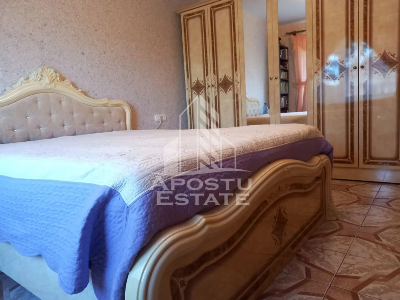 Casa, de vanzare, in Curtici. - APOSTU ESTATE va propune spre vanzare o casa individuala cu 8 camere, situate pe doua nivele. Partea de catre strada este construita in 1970, iar restul constructiei este din 2010 si imbunatatita de-a lungul anilor pentru a oferi confort si functionalitate.

Acoperisul este din tigla pe cladirea de catre strada si din tabla pe cladirea din curte , garantand protectie si durabilitate.
Exteriorul casei este izolat cu polistiren de 10 cm, ceea ce contribuie la o eficienta energetica sporita. Aceasta proprietate imbina armonios confortul modern cu elemente traditionale, fiind o alegere excelenta pentru cei care cauta un camin confortabil si bine echipat.

Aceasta casa primitoare, situata pe un teren de 1079 mp, ofera o suprafata construita de 215 mp si 190 mp utili, precum si o gradina cu pomi fructiferi si zona pentru plantarea legumelor. Proprietatea include un garaj, doua locuri de parcare in fata casei, precum si acces facil in curte.

Casa este dispusa pe doua nivele, fiind compartimentata astfel:
-PARTER:
 - 3 dormitoare duble spatioase, 
- 1 dormitor simplu
- 1 bucatarie inchisa, 
- 2 bai cu dus si geam pentru ventilatie naturala
-ETAJ:
- 4 camere la stadiul de rosu.

Sistemul de incalzire include o centrala termica pe gaz cu termoteca in condensare si incalzire in pardoseala, asigurand confort pe tot parcursul anului.
Usile interioare din lemn de tei, dar si din PVC cu sticla, tamplarie PVC si geamuri termopan. Exista acces pentru persoane cu dizabilitati. Dotarile moderne includ: apa curenta din foraj la 35 m adancime, canalizare, curent electric, gaz si panouri fotovoltaice de 3KW.

Curtea frumos amenajata cu flori si terasa sunt perfecte pentru relaxare in aer liber.
Casa se vinde mobilata si utilata dupa cum este prezentata si in fotografii.

Amplasare intr-o zona foarte linistita, cu acces la mijloacele de transport in comun .
Vecinatati:
- Supermarketuri, Biserica, scoala, gradinita, strand termal, benzinarie.

Pentru mai multe informatii, va rugam sa ne contactati.
Va asteptam cu drag la o vizionare!
 CP2051354