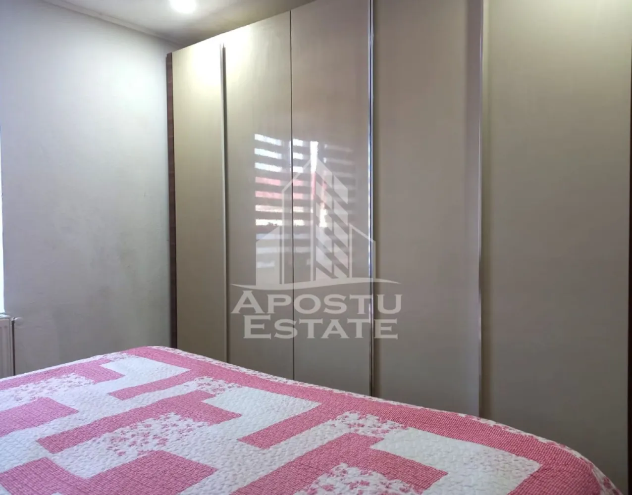 Casa, de vanzare, in Curtici. - APOSTU ESTATE va propune spre vanzare o casa individuala cu 8 camere, situate pe doua nivele. Partea de catre strada este construita in 1970, iar restul constructiei este din 2010 si imbunatatita de-a lungul anilor pentru a oferi confort si functionalitate.

Acoperisul este din tigla pe cladirea de catre strada si din tabla pe cladirea din curte , garantand protectie si durabilitate.
Exteriorul casei este izolat cu polistiren de 10 cm, ceea ce contribuie la o eficienta energetica sporita. Aceasta proprietate imbina armonios confortul modern cu elemente traditionale, fiind o alegere excelenta pentru cei care cauta un camin confortabil si bine echipat.

Aceasta casa primitoare, situata pe un teren de 1079 mp, ofera o suprafata construita de 215 mp si 190 mp utili, precum si o gradina cu pomi fructiferi si zona pentru plantarea legumelor. Proprietatea include un garaj, doua locuri de parcare in fata casei, precum si acces facil in curte.

Casa este dispusa pe doua nivele, fiind compartimentata astfel:
-PARTER:
 - 3 dormitoare duble spatioase, 
- 1 dormitor simplu
- 1 bucatarie inchisa, 
- 2 bai cu dus si geam pentru ventilatie naturala
-ETAJ:
- 4 camere la stadiul de rosu.

Sistemul de incalzire include o centrala termica pe gaz cu termoteca in condensare si incalzire in pardoseala, asigurand confort pe tot parcursul anului.
Usile interioare din lemn de tei, dar si din PVC cu sticla, tamplarie PVC si geamuri termopan. Exista acces pentru persoane cu dizabilitati. Dotarile moderne includ: apa curenta din foraj la 35 m adancime, canalizare, curent electric, gaz si panouri fotovoltaice de 3KW.

Curtea frumos amenajata cu flori si terasa sunt perfecte pentru relaxare in aer liber.
Casa se vinde mobilata si utilata dupa cum este prezentata si in fotografii.

Amplasare intr-o zona foarte linistita, cu acces la mijloacele de transport in comun .
Vecinatati:
- Supermarketuri, Biserica, scoala, gradinita, strand termal, benzinarie.

Pentru mai multe informatii, va rugam sa ne contactati.
Va asteptam cu drag la o vizionare!
 CP2051354