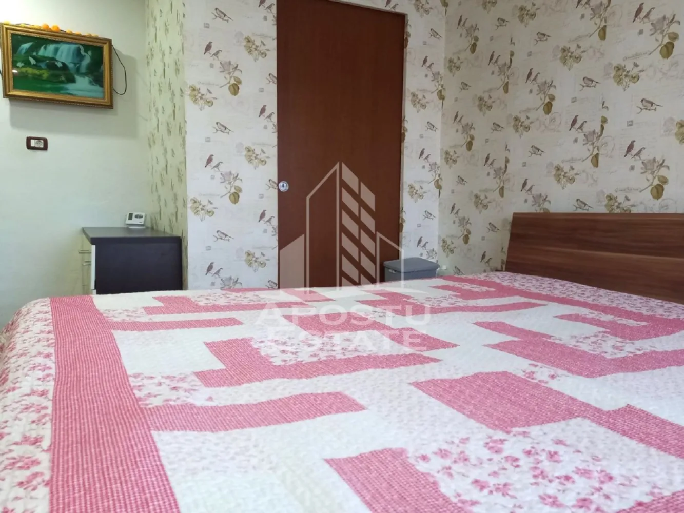 Casa, de vanzare, in Curtici. - APOSTU ESTATE va propune spre vanzare o casa individuala cu 8 camere, situate pe doua nivele. Partea de catre strada este construita in 1970, iar restul constructiei este din 2010 si imbunatatita de-a lungul anilor pentru a oferi confort si functionalitate.

Acoperisul este din tigla pe cladirea de catre strada si din tabla pe cladirea din curte , garantand protectie si durabilitate.
Exteriorul casei este izolat cu polistiren de 10 cm, ceea ce contribuie la o eficienta energetica sporita. Aceasta proprietate imbina armonios confortul modern cu elemente traditionale, fiind o alegere excelenta pentru cei care cauta un camin confortabil si bine echipat.

Aceasta casa primitoare, situata pe un teren de 1079 mp, ofera o suprafata construita de 215 mp si 190 mp utili, precum si o gradina cu pomi fructiferi si zona pentru plantarea legumelor. Proprietatea include un garaj, doua locuri de parcare in fata casei, precum si acces facil in curte.

Casa este dispusa pe doua nivele, fiind compartimentata astfel:
-PARTER:
 - 3 dormitoare duble spatioase, 
- 1 dormitor simplu
- 1 bucatarie inchisa, 
- 2 bai cu dus si geam pentru ventilatie naturala
-ETAJ:
- 4 camere la stadiul de rosu.

Sistemul de incalzire include o centrala termica pe gaz cu termoteca in condensare si incalzire in pardoseala, asigurand confort pe tot parcursul anului.
Usile interioare din lemn de tei, dar si din PVC cu sticla, tamplarie PVC si geamuri termopan. Exista acces pentru persoane cu dizabilitati. Dotarile moderne includ: apa curenta din foraj la 35 m adancime, canalizare, curent electric, gaz si panouri fotovoltaice de 3KW.

Curtea frumos amenajata cu flori si terasa sunt perfecte pentru relaxare in aer liber.
Casa se vinde mobilata si utilata dupa cum este prezentata si in fotografii.

Amplasare intr-o zona foarte linistita, cu acces la mijloacele de transport in comun .
Vecinatati:
- Supermarketuri, Biserica, scoala, gradinita, strand termal, benzinarie.

Pentru mai multe informatii, va rugam sa ne contactati.
Va asteptam cu drag la o vizionare!
 CP2051354