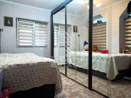 Casa, de vanzare, in Curtici.