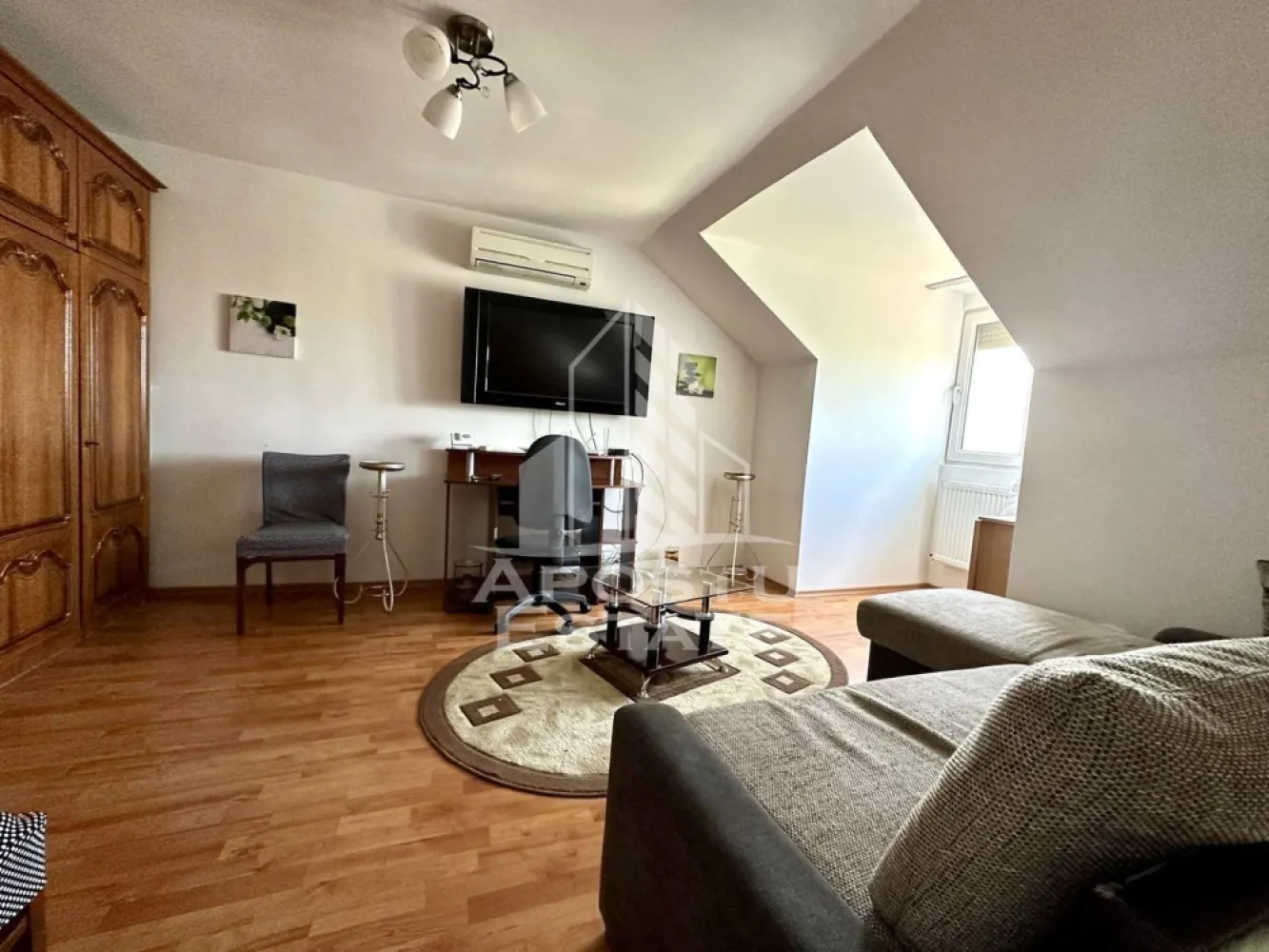 Apartament cu 3 camere de vanzare, zona Girocului, Timisoara - Agentia imobiliara APOSTU ESTATE are placerea de a va propune spre vanzare un apartament cu 3 camere, semidecomandat, localizat in judetul Timis, Timisoara, zona Girocului.
Apartamentul este situat la etajele 4 si 5 intr-un bloc anvelopat termic si acoperis din tigla; are o suprafata de 65 mp.
Compartimentare:
- Living spatios
- Bucatarie mobilata si utilata
- 2 Dormitoare, unul la etajul 4, unul la etajul 5
- Baie cu cada si geam
Confortul termic este realizat prin intermediul centralei proprii pe gaz si a aparatului de aer conditionat.
Zona linistita cu numeroase facilitati si puncte de interes precum statie de autobuz, magazine, supermarket Carrefour, Profi, piata, parcul Padurice, institutii de invatamant, institutii farmaceutice, institutii bancare, Spitalul Judetean etc.
Agentia imobiliara Apostu Estate va ofera consultanta bancara gratuita prin intermediul colaboratorilor nostri pentru alegerea celui mai potrivit tip de credit, astfel incat tu sa devi noul proprietar al acestui apartament.
Va asteptam cu drag la o vizionare chiar astazi!
ID intern: CP2020590.