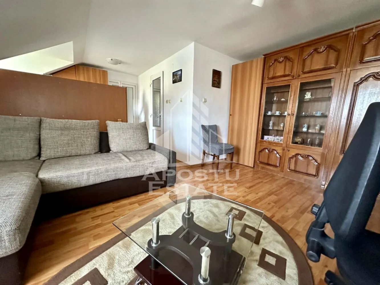 Apartament cu 3 camere de vanzare, zona Girocului, Timisoara - Agentia imobiliara APOSTU ESTATE are placerea de a va propune spre vanzare un apartament cu 3 camere, semidecomandat, localizat in judetul Timis, Timisoara, zona Girocului.
Apartamentul este situat la etajele 4 si 5 intr-un bloc anvelopat termic si acoperis din tigla; are o suprafata de 65 mp.
Compartimentare:
- Living spatios
- Bucatarie mobilata si utilata
- 2 Dormitoare, unul la etajul 4, unul la etajul 5
- Baie cu cada si geam
Confortul termic este realizat prin intermediul centralei proprii pe gaz si a aparatului de aer conditionat.
Zona linistita cu numeroase facilitati si puncte de interes precum statie de autobuz, magazine, supermarket Carrefour, Profi, piata, parcul Padurice, institutii de invatamant, institutii farmaceutice, institutii bancare, Spitalul Judetean etc.
Agentia imobiliara Apostu Estate va ofera consultanta bancara gratuita prin intermediul colaboratorilor nostri pentru alegerea celui mai potrivit tip de credit, astfel incat tu sa devi noul proprietar al acestui apartament.
Va asteptam cu drag la o vizionare chiar astazi!
ID intern: CP2020590.