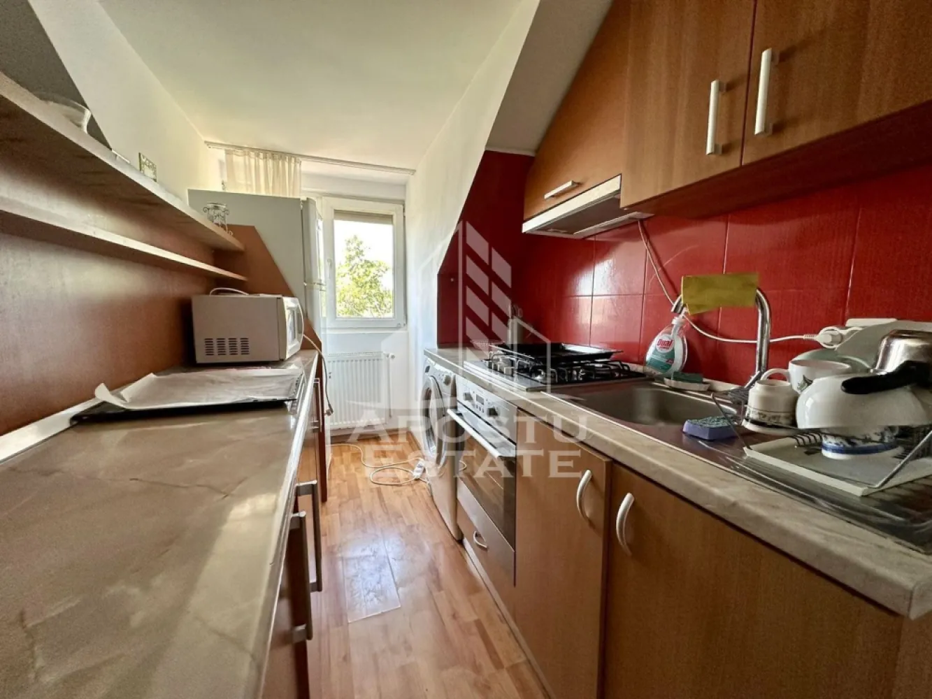 Apartament cu 3 camere de vanzare, zona Girocului, Timisoara - Agentia imobiliara APOSTU ESTATE are placerea de a va propune spre vanzare un apartament cu 3 camere, semidecomandat, localizat in judetul Timis, Timisoara, zona Girocului.
Apartamentul este situat la etajele 4 si 5 intr-un bloc anvelopat termic si acoperis din tigla; are o suprafata de 65 mp.
Compartimentare:
- Living spatios
- Bucatarie mobilata si utilata
- 2 Dormitoare, unul la etajul 4, unul la etajul 5
- Baie cu cada si geam
Confortul termic este realizat prin intermediul centralei proprii pe gaz si a aparatului de aer conditionat.
Zona linistita cu numeroase facilitati si puncte de interes precum statie de autobuz, magazine, supermarket Carrefour, Profi, piata, parcul Padurice, institutii de invatamant, institutii farmaceutice, institutii bancare, Spitalul Judetean etc.
Agentia imobiliara Apostu Estate va ofera consultanta bancara gratuita prin intermediul colaboratorilor nostri pentru alegerea celui mai potrivit tip de credit, astfel incat tu sa devi noul proprietar al acestui apartament.
Va asteptam cu drag la o vizionare chiar astazi!
ID intern: CP2020590.