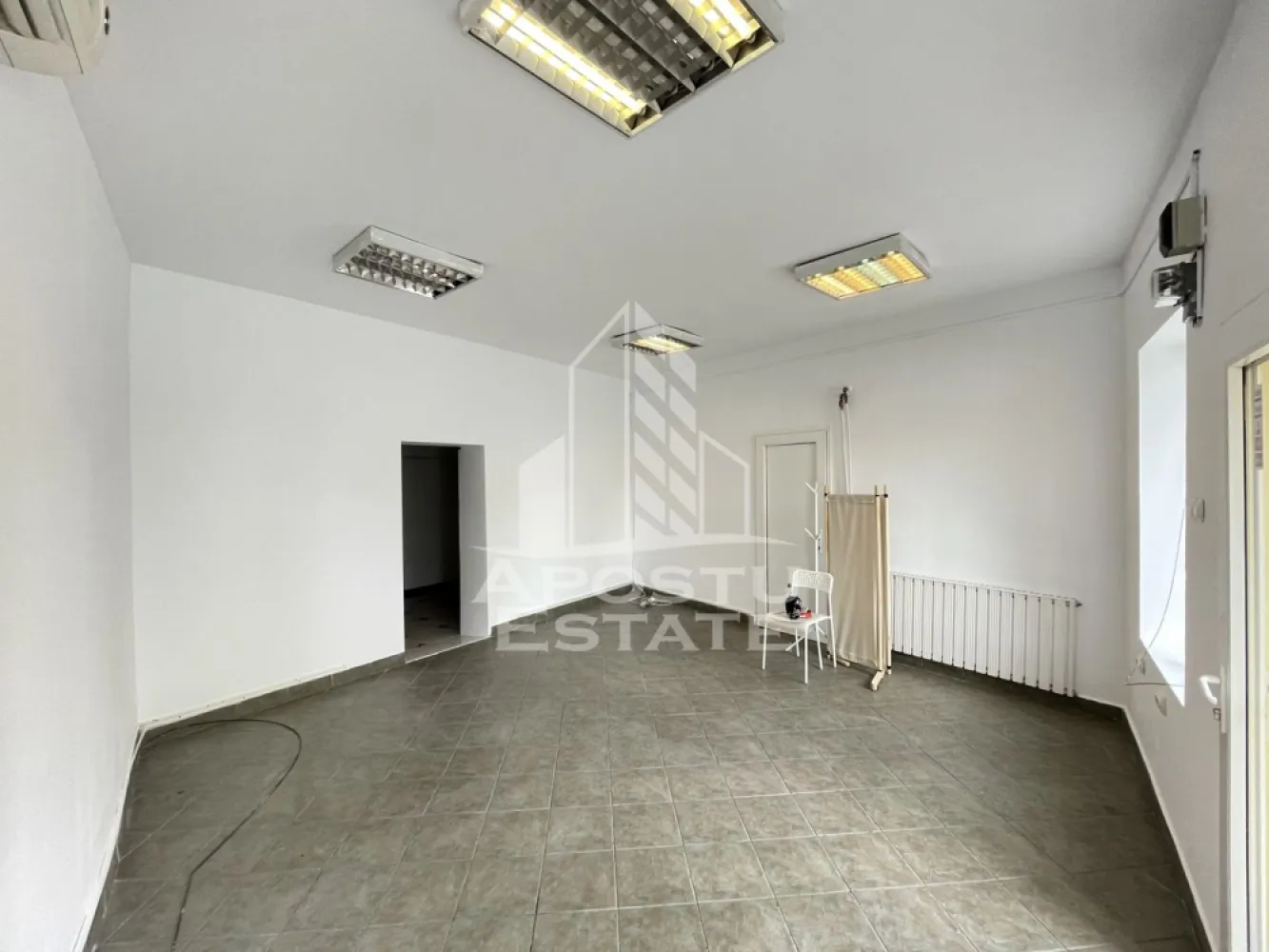 Spatiu comercial de inchiriat, 75 mp, zona Cetatii Timisoara - Agentia imobiliara Apostu Estate va ofera spre inchiriere spatiu comercial de 75 mpu, la parter, in zona Cetatii Timisoara.

Spatiul este compatimentat tip vagon, format din 4 incaperi si un grup sanitar. 
Confortul termic este asigurat de centrala termica pe gaz a imobilului.
Spatiul se poate amenaja dupa preferintele clientului, toate utilitatile sunt prezente in spatiu.

Va asteptam cu drag la o vizionare.
CP2049336