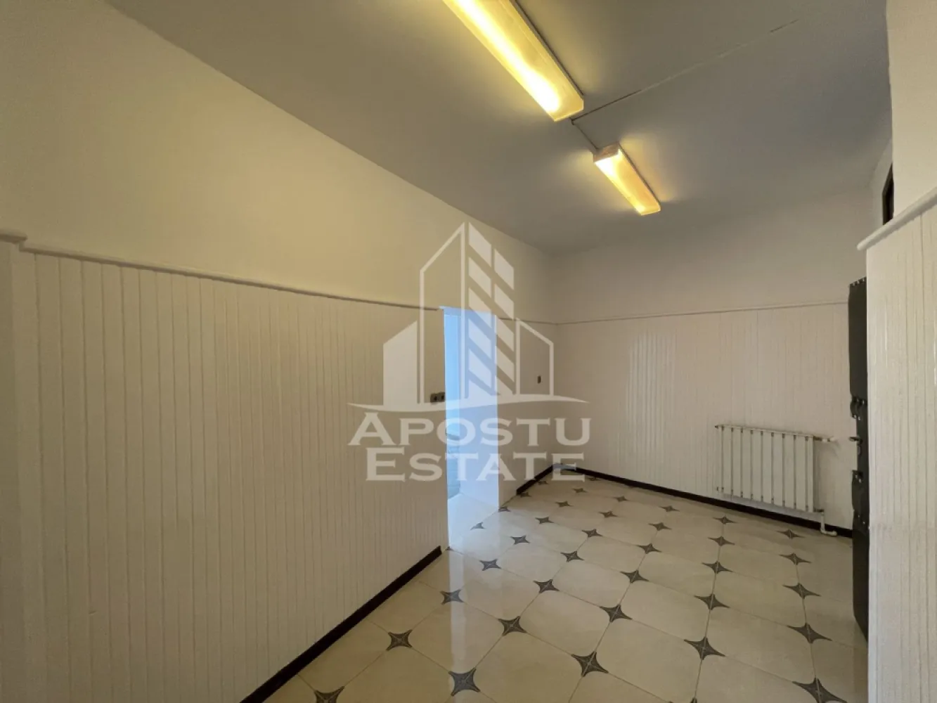 Spatiu comercial de inchiriat, 75 mp, zona Cetatii Timisoara - Agentia imobiliara Apostu Estate va ofera spre inchiriere spatiu comercial de 75 mpu, la parter, in zona Cetatii Timisoara.

Spatiul este compatimentat tip vagon, format din 4 incaperi si un grup sanitar. 
Confortul termic este asigurat de centrala termica pe gaz a imobilului.
Spatiul se poate amenaja dupa preferintele clientului, toate utilitatile sunt prezente in spatiu.

Va asteptam cu drag la o vizionare.
CP2049336