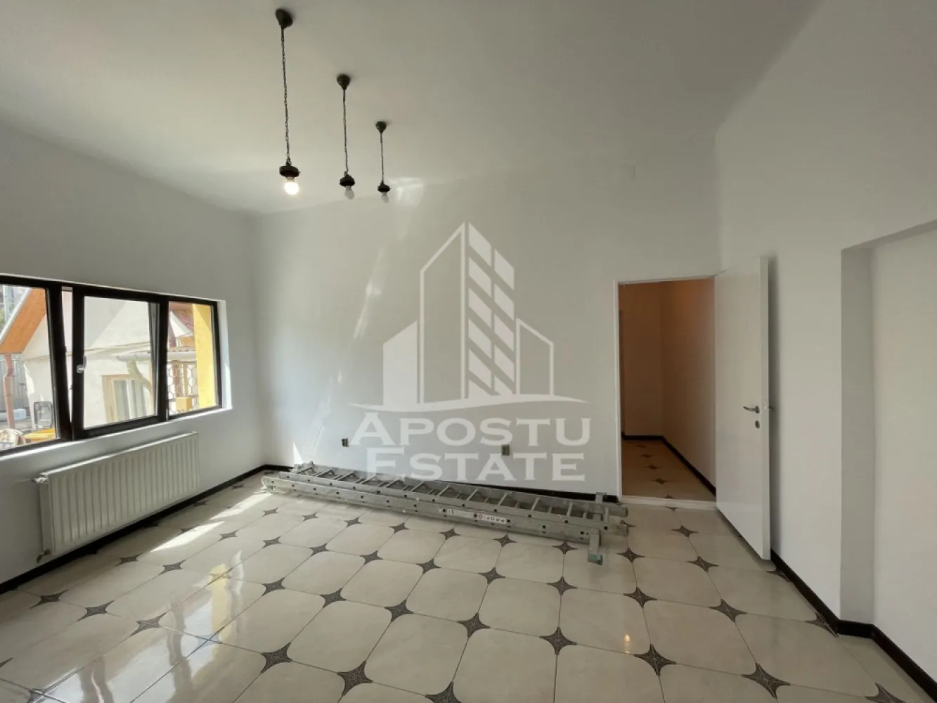 Spatiu comercial de inchiriat, 75 mp, zona Cetatii Timisoara - Agentia imobiliara Apostu Estate va ofera spre inchiriere spatiu comercial de 75 mpu, la parter, in zona Cetatii Timisoara.

Spatiul este compatimentat tip vagon, format din 4 incaperi si un grup sanitar. 
Confortul termic este asigurat de centrala termica pe gaz a imobilului.
Spatiul se poate amenaja dupa preferintele clientului, toate utilitatile sunt prezente in spatiu.

Va asteptam cu drag la o vizionare.
CP2049336