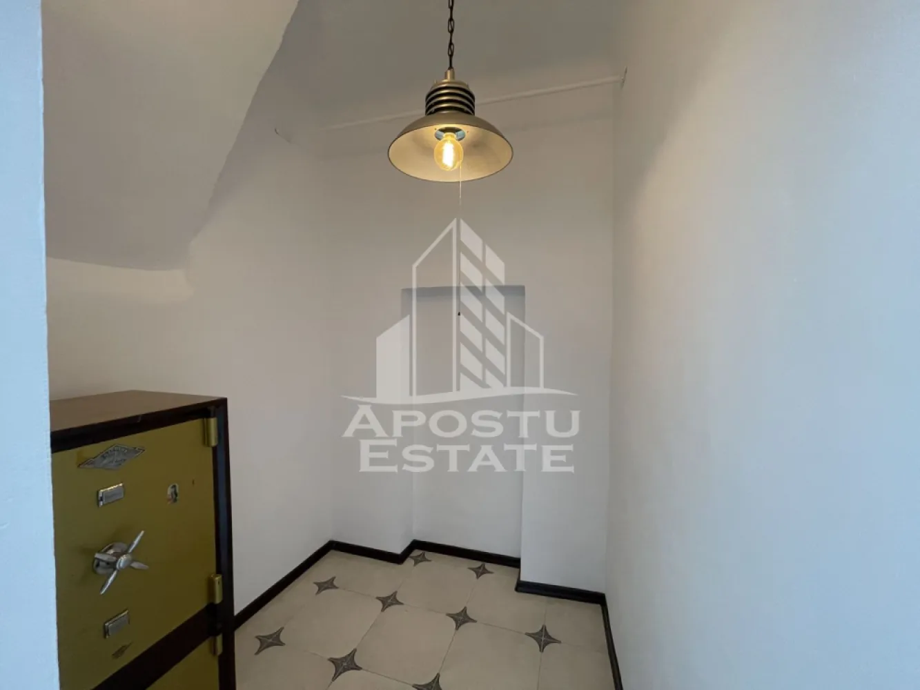 Spatiu comercial de inchiriat, 75 mp, zona Cetatii Timisoara - Agentia imobiliara Apostu Estate va ofera spre inchiriere spatiu comercial de 75 mpu, la parter, in zona Cetatii Timisoara.

Spatiul este compatimentat tip vagon, format din 4 incaperi si un grup sanitar. 
Confortul termic este asigurat de centrala termica pe gaz a imobilului.
Spatiul se poate amenaja dupa preferintele clientului, toate utilitatile sunt prezente in spatiu.

Va asteptam cu drag la o vizionare.
CP2049336
