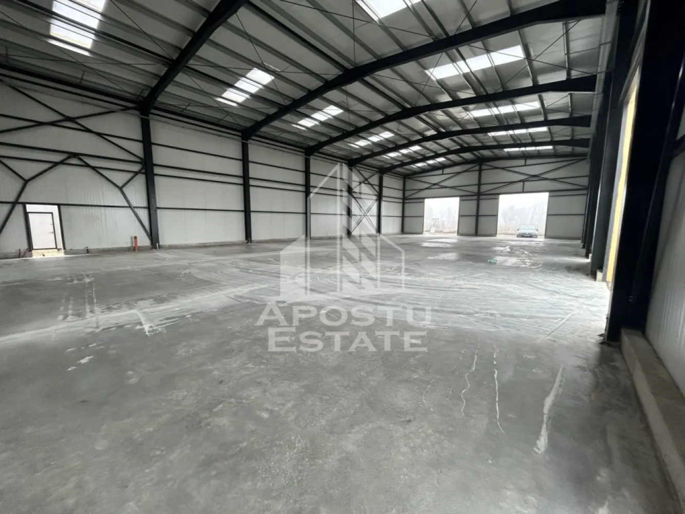 Hala cu Showroom, de inchiriat, Strada Aeroport, aproape de VGP. - APOSTU ESTATE va ofera spre inchiriere, hala+birouri+Showroom, ZONA AEROPORT.
Suprafata halei este de 569 mp, showroom 186 mp, birouri 170 mp.
Hala este situata pe drumul spre Aeroportul International Timisoara, este structurata dupa cum urmeaza :
- La intrare regasim receptia si partea de showroom de unde se poate face accesul in hala, grup sanitar, spatiu tehnic.
- La etaj regasim doua grupuri sanitare,o chicineta, un spatiu open space, care se poate compartimenta conform necesitatilor viitorului chirias .
Hala are o suprafata de 569 mp, o inaltime de 6 m la cornisa.
Accesul in hala se face pe doua porti de acces sectionale cu automatizare , dimensini 4X4 m fiecare.
Hala este la stadiul de constructie cu termen de finalizare cuprins intre 4-6 luni, deci se poate personaliza dupa cerintele clientului.
In fata constructiei se regasesc locuri de parcare.
Acces TIR. Suprafata totala a terenului este 2156 mp.

Va asteptam cu drag la o vizionare.

CP2049007
