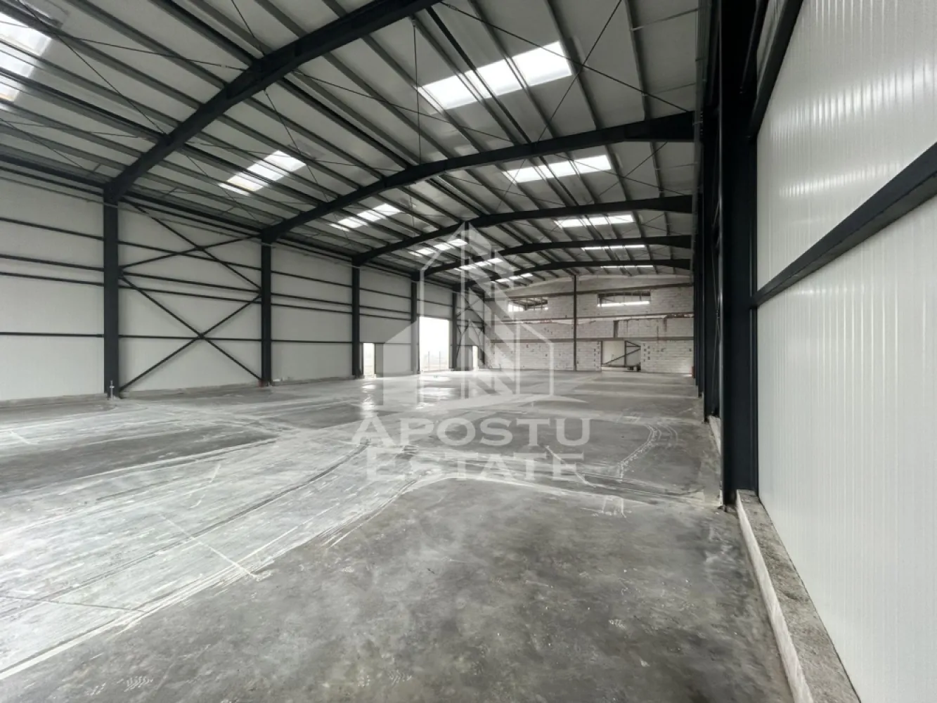 Hala cu Showroom, de inchiriat, Strada Aeroport, aproape de VGP. - APOSTU ESTATE va ofera spre inchiriere, hala+birouri+Showroom, ZONA AEROPORT.
Suprafata halei este de 569 mp, showroom 186 mp, birouri 170 mp.
Hala este situata pe drumul spre Aeroportul International Timisoara, este structurata dupa cum urmeaza :
- La intrare regasim receptia si partea de showroom de unde se poate face accesul in hala, grup sanitar, spatiu tehnic.
- La etaj regasim doua grupuri sanitare,o chicineta, un spatiu open space, care se poate compartimenta conform necesitatilor viitorului chirias .
Hala are o suprafata de 569 mp, o inaltime de 6 m la cornisa.
Accesul in hala se face pe doua porti de acces sectionale cu automatizare , dimensini 4X4 m fiecare.
Hala este la stadiul de constructie cu termen de finalizare cuprins intre 4-6 luni, deci se poate personaliza dupa cerintele clientului.
In fata constructiei se regasesc locuri de parcare.
Acces TIR. Suprafata totala a terenului este 2156 mp.

Va asteptam cu drag la o vizionare.

CP2049007