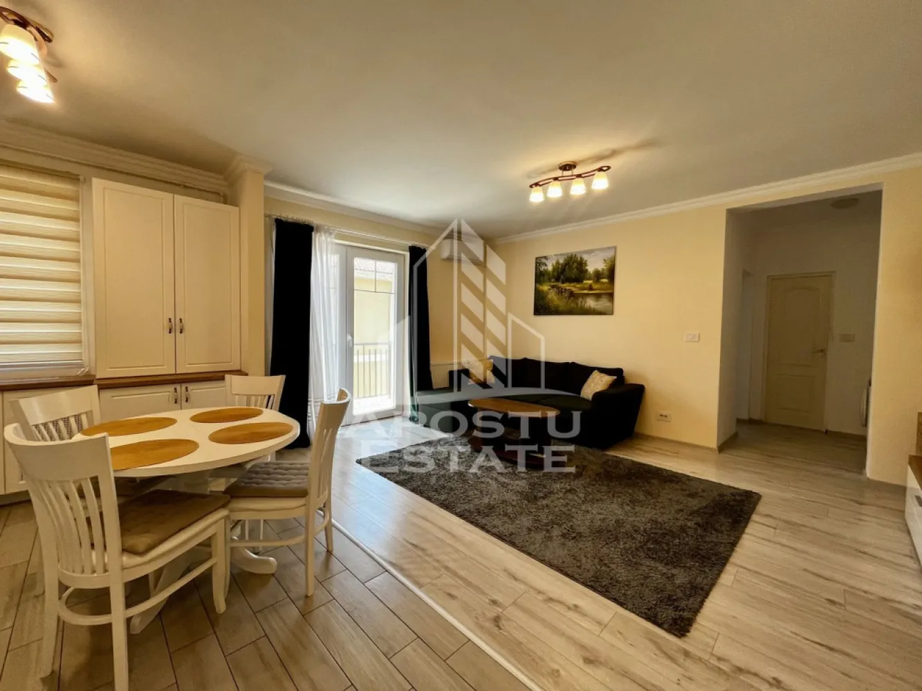 Apartament cu 2 camere de inchiriat, Braytim Timisoara - Agentia imobiliara APOSTU ESTATE va propune spre inchiriere un apartament cu 2 camere spatios si luminos, situat in Timisoara, zona Braytim. Zona linistita, potrivit pentru cupluri sau familii care isi doresc o locuinta in care sa se simta confortabil
Suprafata utila: 50 mp

Compartimentare eficienta:
-Bucatarie deschisa complet mobilata si utilata, cu loc de luat masa
-Living luminos si spatios
-Dormitor complet mobilat si utilat
-Baie prevazuta cu cada si geam la baie pentru ventilatie naturala

Confort si facilitati:
-Masina de spalat rufe
-Aer conditionat
-Balcon
-Loc de parcare inclus in pret
-Incalzirea apartamentului: centrala proprie (incalzire prin calorifere)
-Apartamentul este complet mobilat si utilat de catre proprietar

Localizare:
-Timis, Timisoara, zona Braytim, proximitatea Scoala Generala nr. 20

Ideal pentru:
-Persoane singure
-Cupluri
-Familii la inceput de drum

Disponibilitate: imediata
Pret chirie lunara: 380 EUR
Programeaza o vizionare pentru a-ti putea imagina viitorul aici!
ID intern: CP2048334