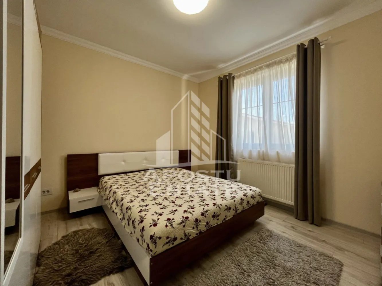 Apartament cu 2 camere de inchiriat, Braytim Timisoara - Agentia imobiliara APOSTU ESTATE va propune spre inchiriere un apartament cu 2 camere spatios si luminos, situat in Timisoara, zona Braytim. Zona linistita, potrivit pentru cupluri sau familii care isi doresc o locuinta in care sa se simta confortabil
Suprafata utila: 50 mp

Compartimentare eficienta:
-Bucatarie deschisa complet mobilata si utilata, cu loc de luat masa
-Living luminos si spatios
-Dormitor complet mobilat si utilat
-Baie prevazuta cu cada si geam la baie pentru ventilatie naturala

Confort si facilitati:
-Masina de spalat rufe
-Aer conditionat
-Balcon
-Loc de parcare inclus in pret
-Incalzirea apartamentului: centrala proprie (incalzire prin calorifere)
-Apartamentul este complet mobilat si utilat de catre proprietar

Localizare:
-Timis, Timisoara, zona Braytim, proximitatea Scoala Generala nr. 20

Ideal pentru:
-Persoane singure
-Cupluri
-Familii la inceput de drum

Disponibilitate: imediata
Pret chirie lunara: 380 EUR
Programeaza o vizionare pentru a-ti putea imagina viitorul aici!
ID intern: CP2048334