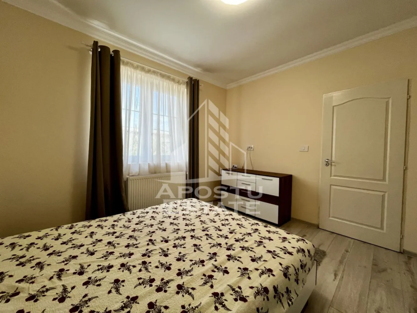Apartament cu 2 camere de inchiriat, Braytim Timisoara - Agentia imobiliara APOSTU ESTATE va propune spre inchiriere un apartament cu 2 camere spatios si luminos, situat in Timisoara, zona Braytim. Zona linistita, potrivit pentru cupluri sau familii care isi doresc o locuinta in care sa se simta confortabil
Suprafata utila: 50 mp

Compartimentare eficienta:
-Bucatarie deschisa complet mobilata si utilata, cu loc de luat masa
-Living luminos si spatios
-Dormitor complet mobilat si utilat
-Baie prevazuta cu cada si geam la baie pentru ventilatie naturala

Confort si facilitati:
-Masina de spalat rufe
-Aer conditionat
-Balcon
-Loc de parcare inclus in pret
-Incalzirea apartamentului: centrala proprie (incalzire prin calorifere)
-Apartamentul este complet mobilat si utilat de catre proprietar

Localizare:
-Timis, Timisoara, zona Braytim, proximitatea Scoala Generala nr. 20

Ideal pentru:
-Persoane singure
-Cupluri
-Familii la inceput de drum

Disponibilitate: imediata
Pret chirie lunara: 380 EUR
Programeaza o vizionare pentru a-ti putea imagina viitorul aici!
ID intern: CP2048334