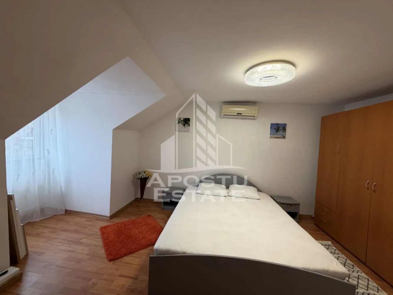 Apartament 3 camere, centrala proprie, zona Girocului - APOSTU ESTATE va propune spre inchiriere un apartament cu 3 camere, in zona Girocului, situat la mansarada unui bloc cu 4 etaje, imobilul dispune de o suprafata utila de 68mp.
Compartimentare:
-living open space cu bucataria;
-dormitorul principal cu pat matrimonial;
-dormitor secundar cu canapea extensibila;
-baie cu cada;
Vecinatati:
-Lidl, Kaufland;
-mijloace de transport in comun;
-gradinite/scoli.
Confortul termic este asigurat de centrala proprie si de aerul conditionat. 
Disponibil imediat!
Va asteptam cu drag la o vizionare ! 
ID:CP2048179