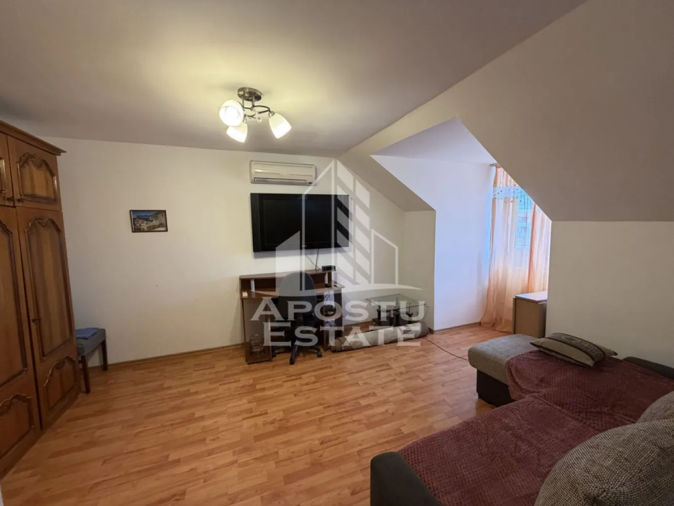 Apartament 3 camere, centrala proprie, zona Girocului - APOSTU ESTATE va propune spre inchiriere un apartament cu 3 camere, in zona Girocului, situat la mansarada unui bloc cu 4 etaje, imobilul dispune de o suprafata utila de 68mp.
Compartimentare:
-living open space cu bucataria;
-dormitorul principal cu pat matrimonial;
-dormitor secundar cu canapea extensibila;
-baie cu cada;
Vecinatati:
-Lidl, Kaufland;
-mijloace de transport in comun;
-gradinite/scoli.
Confortul termic este asigurat de centrala proprie si de aerul conditionat. 
Disponibil imediat!
Va asteptam cu drag la o vizionare ! 
ID:CP2048179