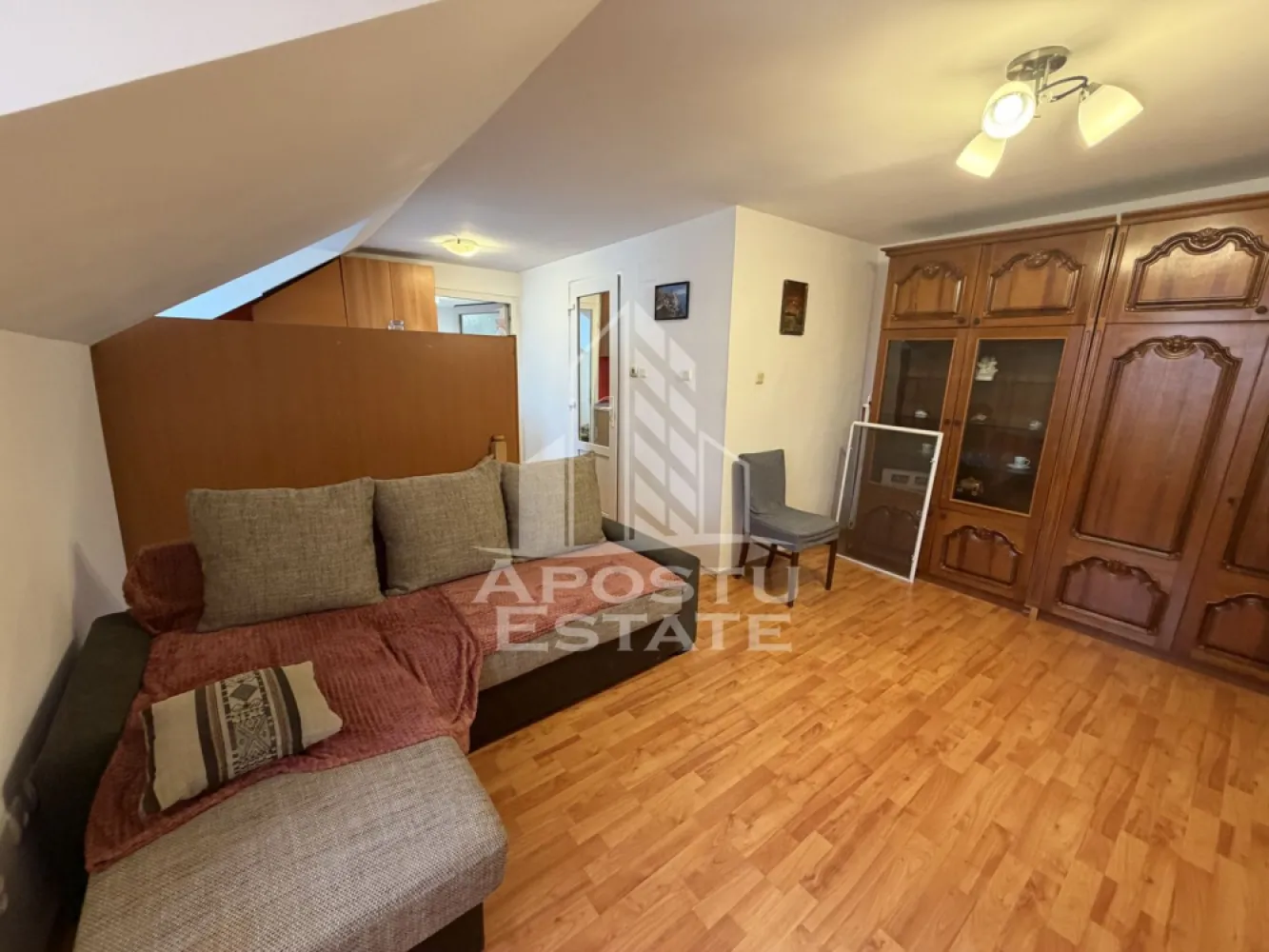 Apartament 3 camere, centrala proprie, zona Girocului - APOSTU ESTATE va propune spre inchiriere un apartament cu 3 camere, in zona Girocului, situat la mansarada unui bloc cu 4 etaje, imobilul dispune de o suprafata utila de 68mp.
Compartimentare:
-living open space cu bucataria;
-dormitorul principal cu pat matrimonial;
-dormitor secundar cu canapea extensibila;
-baie cu cada;
Vecinatati:
-Lidl, Kaufland;
-mijloace de transport in comun;
-gradinite/scoli.
Confortul termic este asigurat de centrala proprie si de aerul conditionat. 
Disponibil imediat!
Va asteptam cu drag la o vizionare ! 
ID:CP2048179