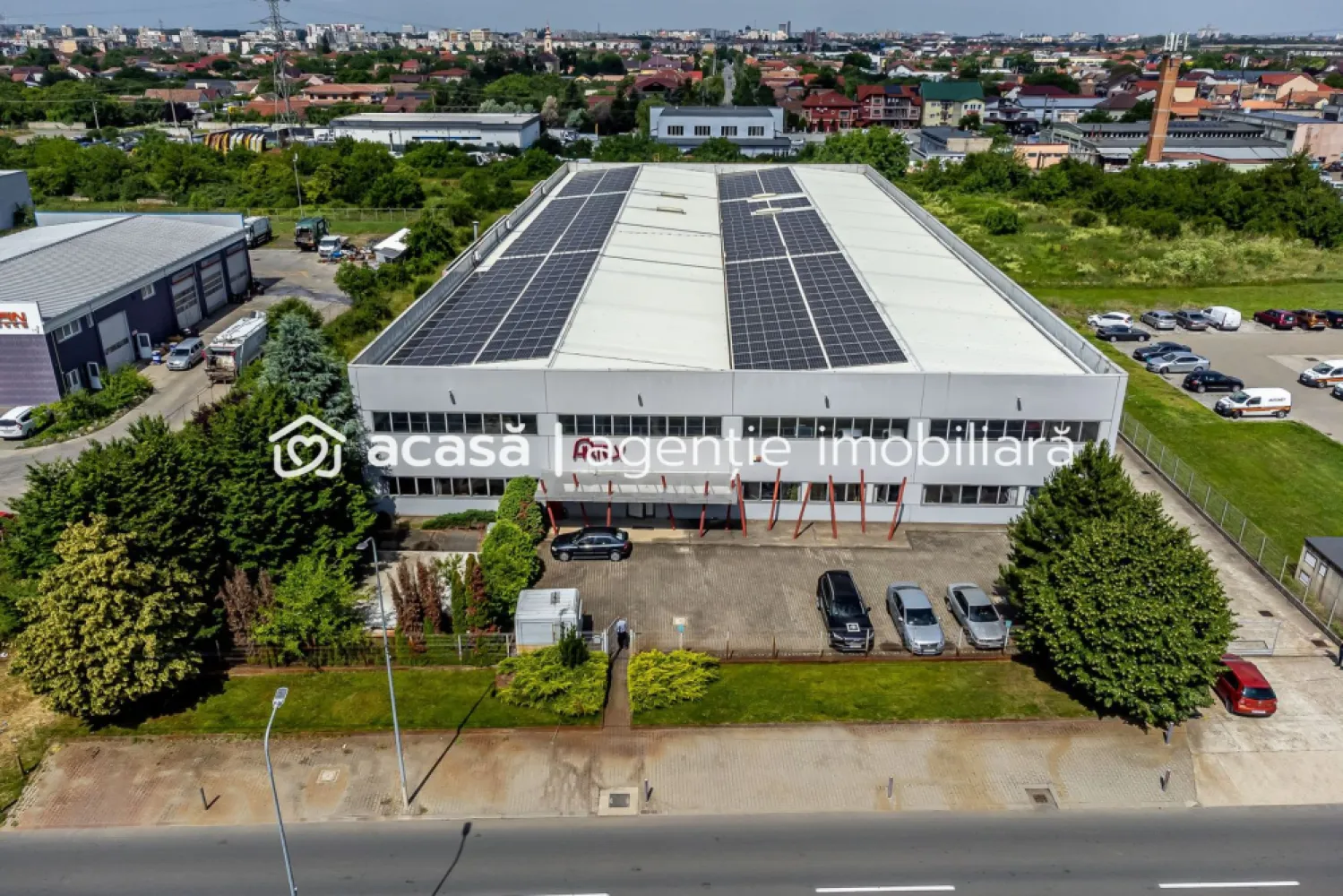 Oportunitate: Hală de producție și depozitare cu birouri în Arad - Avem plăcerea să vă oferim în exclusivitate o hală de producție și depozitare cu birouri în Municipiul Arad, în zona comercial-industrială Micălaca Sud.

Caracteristici:
Teren: 7.176 mp
Construcție: 4.075 mp
Dock-uri încărcare TIR: 2 buc
An construcție: 2013

Dotări:
Bazin PSI și Autorizație ISU
Panouri Fotofoltaice putere 350 MWh
Suflante aer cald și chillere.

Utilități prezente: energie electrică, gaze naturale, apă și canalizare.
Vecini: CEFIN Trucks, Modelleisenbahn, Dedeman, Altex, CitOne, HighPlast

Detalii constructive: 
Stâlpi de susținere din beton armat, închideri perimetrale din plăci pefabricate din BA, tâmplărie din aluminiu.

Localizare și dotările fac imobilul ideal pentru o gamă largă de activități comerciale, de producție și de depozitare.
Profitați de o soluție rapidă și la cheie pentru afacerea dumneavoastră.

Pentru vizionare și detalii, vă rog să mă apelați la numărul: 
0721356746
Florin Moș