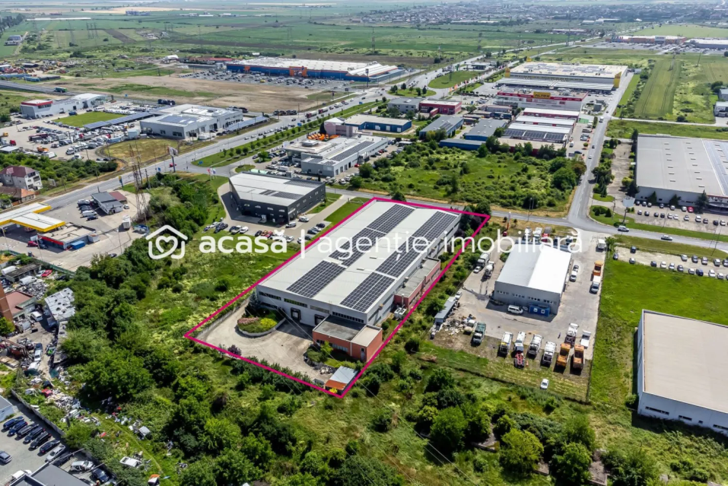 Oportunitate: Hală de producție și depozitare cu birouri în Arad - Avem plăcerea să vă oferim în exclusivitate o hală de producție și depozitare cu birouri în Municipiul Arad, în zona comercial-industrială Micălaca Sud.

Caracteristici:
Teren: 7.176 mp
Construcție: 4.075 mp
Dock-uri încărcare TIR: 2 buc
An construcție: 2013

Dotări:
Bazin PSI și Autorizație ISU
Panouri Fotofoltaice putere 350 MWh
Suflante aer cald și chillere.

Utilități prezente: energie electrică, gaze naturale, apă și canalizare.
Vecini: CEFIN Trucks, Modelleisenbahn, Dedeman, Altex, CitOne, HighPlast

Detalii constructive: 
Stâlpi de susținere din beton armat, închideri perimetrale din plăci pefabricate din BA, tâmplărie din aluminiu.

Localizare și dotările fac imobilul ideal pentru o gamă largă de activități comerciale, de producție și de depozitare.
Profitați de o soluție rapidă și la cheie pentru afacerea dumneavoastră.

Pentru vizionare și detalii, vă rog să mă apelați la numărul: 
0721356746
Florin Moș