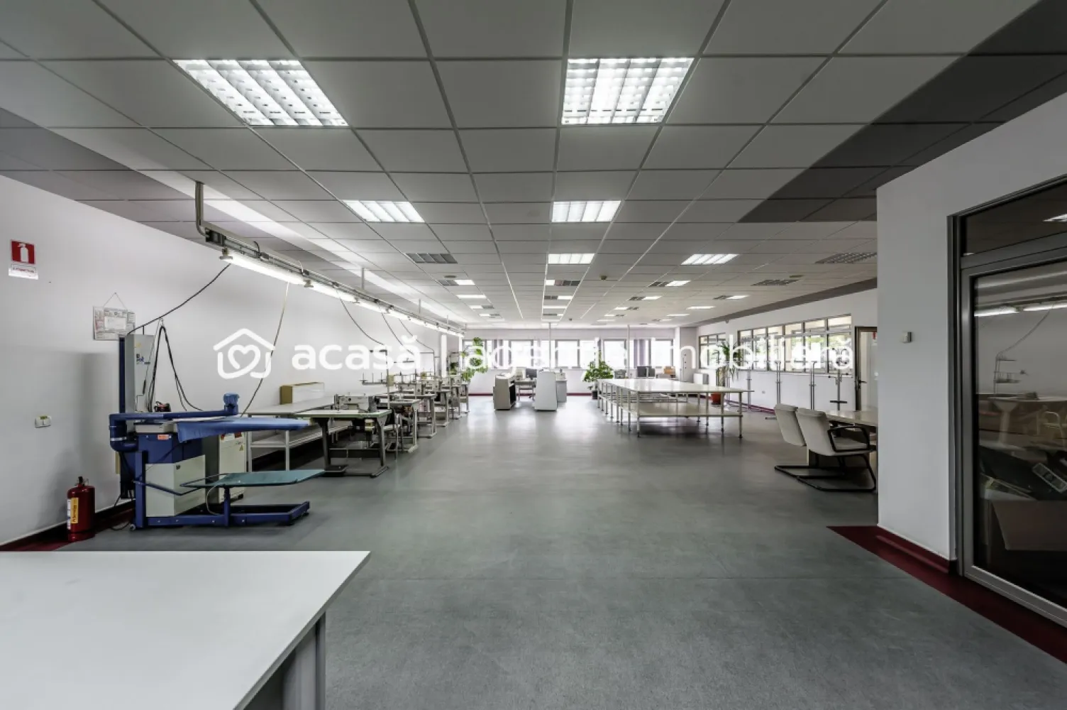 Oportunitate: Hală de producție și depozitare cu birouri în Arad - Avem plăcerea să vă oferim în exclusivitate o hală de producție și depozitare cu birouri în Municipiul Arad, în zona comercial-industrială Micălaca Sud.

Caracteristici:
Teren: 7.176 mp
Construcție: 4.075 mp
Dock-uri încărcare TIR: 2 buc
An construcție: 2013

Dotări:
Bazin PSI și Autorizație ISU
Panouri Fotofoltaice putere 350 MWh
Suflante aer cald și chillere.

Utilități prezente: energie electrică, gaze naturale, apă și canalizare.
Vecini: CEFIN Trucks, Modelleisenbahn, Dedeman, Altex, CitOne, HighPlast

Detalii constructive: 
Stâlpi de susținere din beton armat, închideri perimetrale din plăci pefabricate din BA, tâmplărie din aluminiu.

Localizare și dotările fac imobilul ideal pentru o gamă largă de activități comerciale, de producție și de depozitare.
Profitați de o soluție rapidă și la cheie pentru afacerea dumneavoastră.

Pentru vizionare și detalii, vă rog să mă apelați la numărul: 
0721356746
Florin Moș