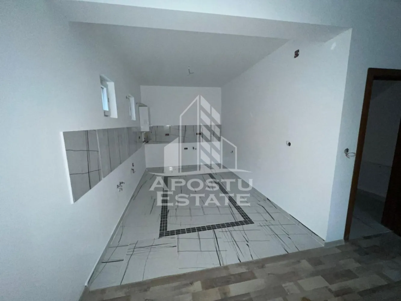 Duplex modern nou,4 camere,zona Freidorf - Apostu Estate va propune spre vanzare o jumatate de duplex cu 4 camere in zona Freidorf.
Construit in anul 2024,pe structura P+1,imobilul se desfasoara pe o suprafata utila de 91 mp,si o suprafata teren de 186 mp.
Compartimentare:
Parter
-hol acces.
-bucatarie cu living open space.
-baie cu cabina de dus.
-birou.
-terasa de 8mp.
Etaj
-doua dormitoare.
-baie cu cada.
-terasa de 8 mp.
Confortul termic se realizeaza prin intermediul centralei si al climei,incalzirea este in pardoseala.
Duplexul este modern,luminos,construit din materiale de inalta calitate,bine izolat,dispune de finisaje ultramoderne.
Amplasat intr-o zona linistita de case,in proximitatea supermarketelor si al statiilor de mijloace de transport,la doar 5 minute de Shopping City.
Se vinde la cheie,nemobilat.
Un loc de parcare amenajat.
Disponibile ambele jumatati,partea stanga 195000 iar partea dreapta 205000€.
Va oferim consultanta si solutii financiare prin colaboratorii nostrii.
Va asteptam cu drag la o vizionare!