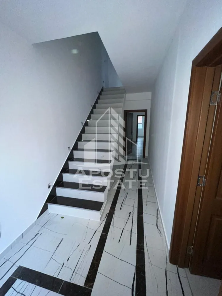 Duplex modern nou,4 camere,zona Freidorf - Apostu Estate va propune spre vanzare o jumatate de duplex cu 4 camere in zona Freidorf.
Construit in anul 2024,pe structura P+1,imobilul se desfasoara pe o suprafata utila de 91 mp,si o suprafata teren de 186 mp.
Compartimentare:
Parter
-hol acces.
-bucatarie cu living open space.
-baie cu cabina de dus.
-birou.
-terasa de 8mp.
Etaj
-doua dormitoare.
-baie cu cada.
-terasa de 8 mp.
Confortul termic se realizeaza prin intermediul centralei si al climei,incalzirea este in pardoseala.
Duplexul este modern,luminos,construit din materiale de inalta calitate,bine izolat,dispune de finisaje ultramoderne.
Amplasat intr-o zona linistita de case,in proximitatea supermarketelor si al statiilor de mijloace de transport,la doar 5 minute de Shopping City.
Se vinde la cheie,nemobilat.
Un loc de parcare amenajat.
Disponibile ambele jumatati,partea stanga 195000 iar partea dreapta 205000€.
Va oferim consultanta si solutii financiare prin colaboratorii nostrii.
Va asteptam cu drag la o vizionare!