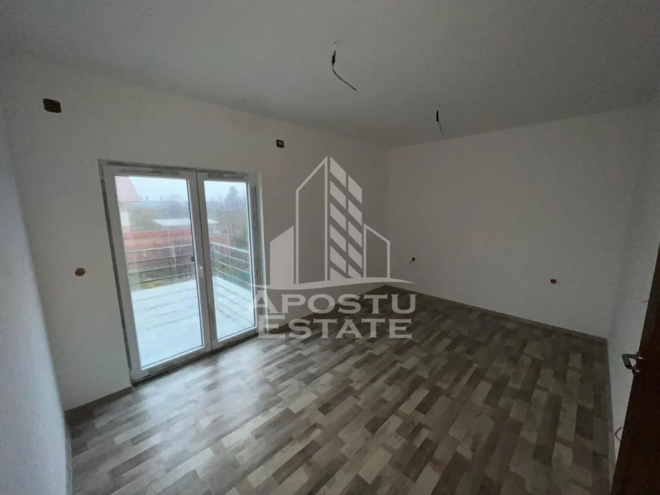 Duplex modern nou,4 camere,zona Freidorf - Apostu Estate va propune spre vanzare o jumatate de duplex cu 4 camere in zona Freidorf.
Construit in anul 2024,pe structura P+1,imobilul se desfasoara pe o suprafata utila de 91 mp,si o suprafata teren de 186 mp.
Compartimentare:
Parter
-hol acces.
-bucatarie cu living open space.
-baie cu cabina de dus.
-birou.
-terasa de 8mp.
Etaj
-doua dormitoare.
-baie cu cada.
-terasa de 8 mp.
Confortul termic se realizeaza prin intermediul centralei si al climei,incalzirea este in pardoseala.
Duplexul este modern,luminos,construit din materiale de inalta calitate,bine izolat,dispune de finisaje ultramoderne.
Amplasat intr-o zona linistita de case,in proximitatea supermarketelor si al statiilor de mijloace de transport,la doar 5 minute de Shopping City.
Se vinde la cheie,nemobilat.
Un loc de parcare amenajat.
Disponibile ambele jumatati,partea stanga 195000 iar partea dreapta 205000€.
Va oferim consultanta si solutii financiare prin colaboratorii nostrii.
Va asteptam cu drag la o vizionare!