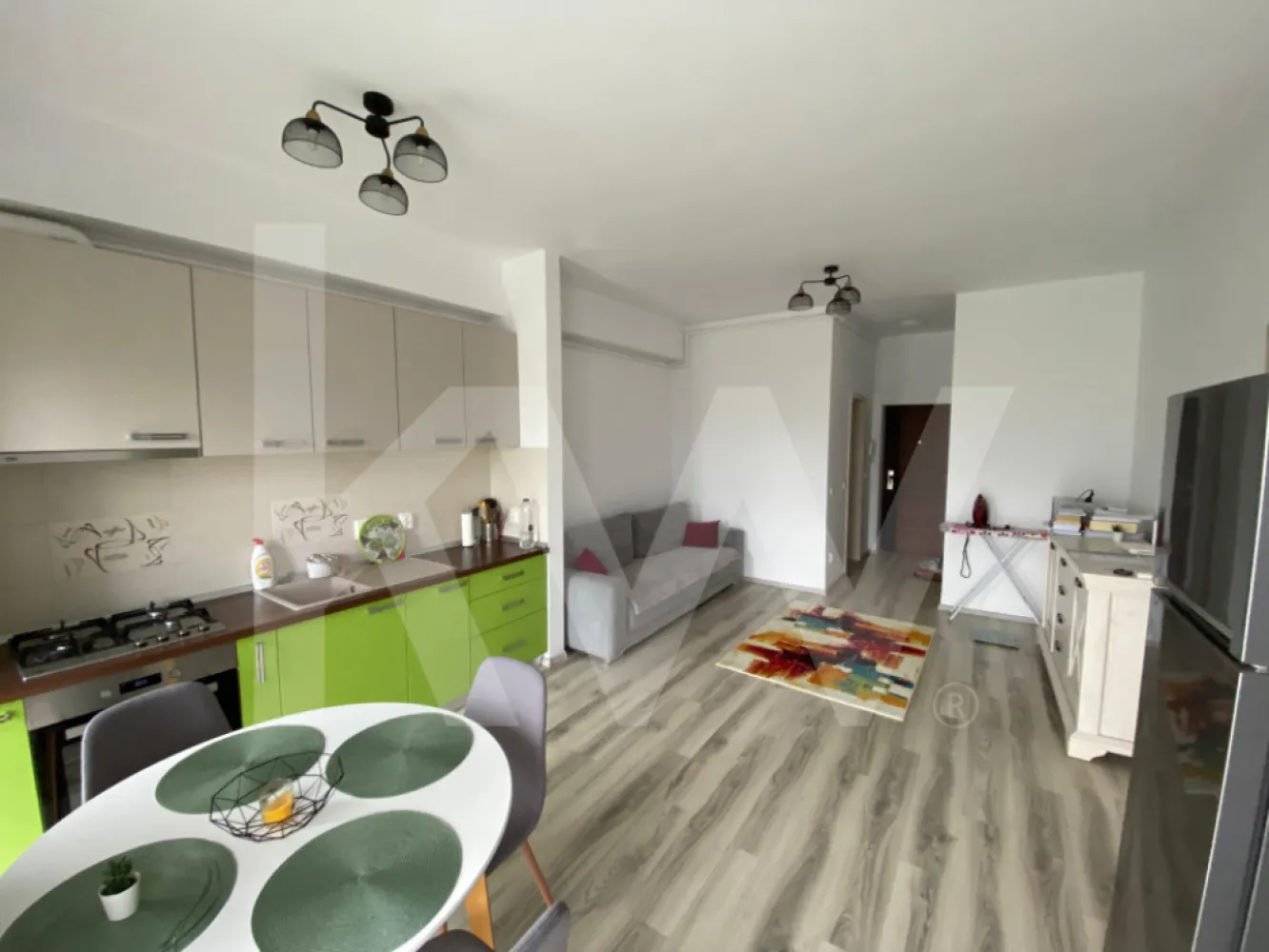 Apartament 2 camere de inchiriat 44 mpu parcare balcon zona Magnolia - Va prezentam un nou imobil de inchiriat, tip apartament cu 2 camere situat in zona Calea Surii Mici.
Suprafata imobilului este de 44 mp utili, 55 mp construiti, balcon de 8 mp si este ca si compartimentare: decomandat.
Imobilul este situat la etajul 7 din 10
Apartamentul este alcatuit din: dormitor, 1 baie, 1 living open space cu 1 bucatarie mobilata, utilata, 1 balcon si se preda complet.
Cladirea este de tip bloc pe structura de caramida  si este construita in 2016, beneficiaza de interfon, lift
Locuinta dispune de curent electric, apa, canalizare, gaz, catv, fibra optica.
Incalzirea se realieaza prin termoficare, centrala proprie, calorifere.
Blocul dispune de izolatie la exterior, bloc izolat termic.
Pe interior imobilul este finisat cu vopsea lavabila, faianta.
-podelele sunt finisate cu parchet, gresie.
-ferestrele sunt din pvc, termopan.
-usa de intrare din metal.
-usile din interior din lemn, panel.

Suntem oricand dispuşi sa oferim un tur de vizionare pentru a demonstra ferm realitatea descrisa.
